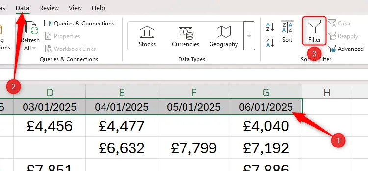 Các tiêu đề cột trong hàng đầu tiên của bảng Excel chưa định dạng được chọn, và biểu tượng Filter trong tab Data được đánh dấu.