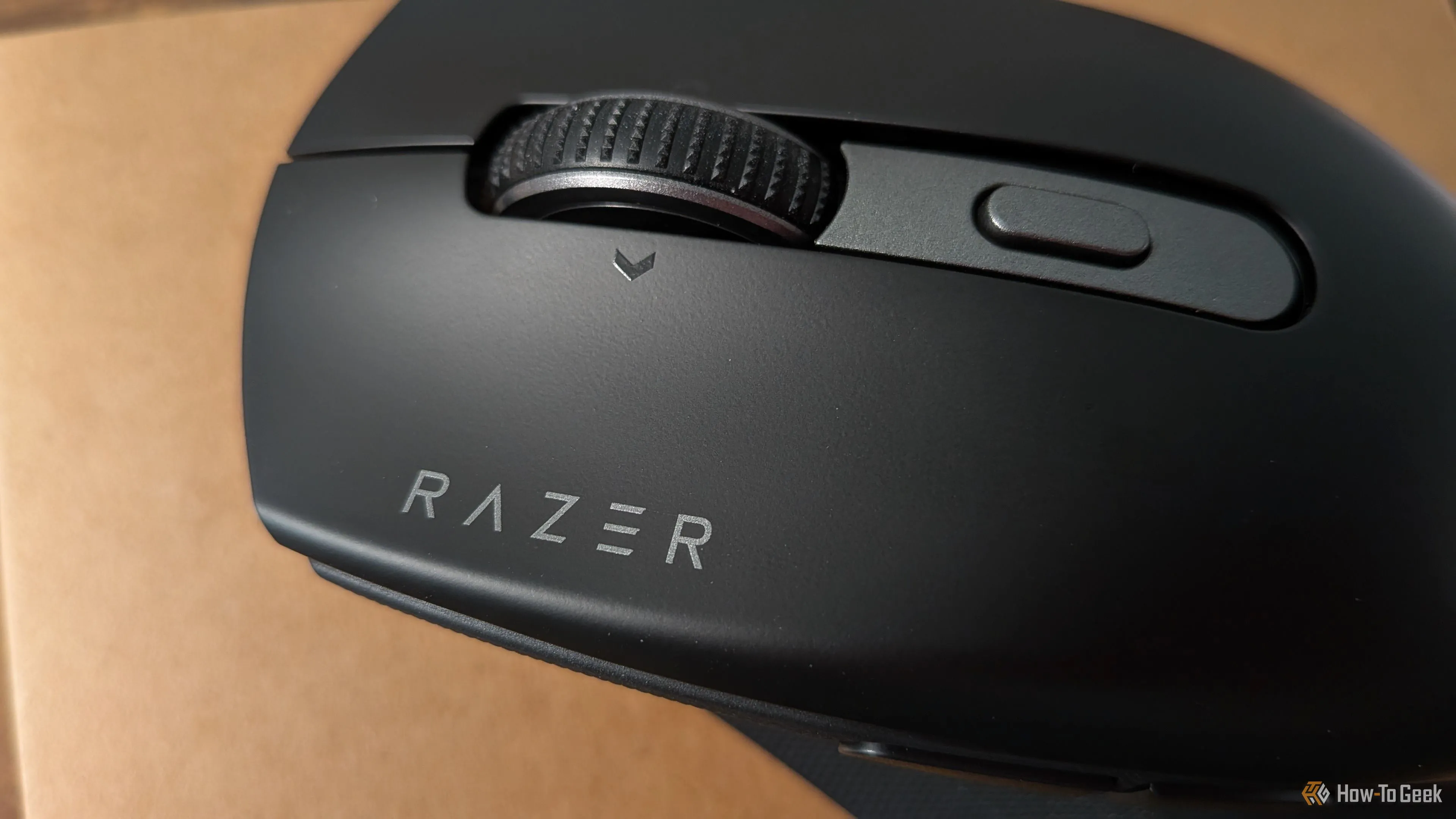 Cận cảnh chuột không dây Razer Pro Click V2 màu đen