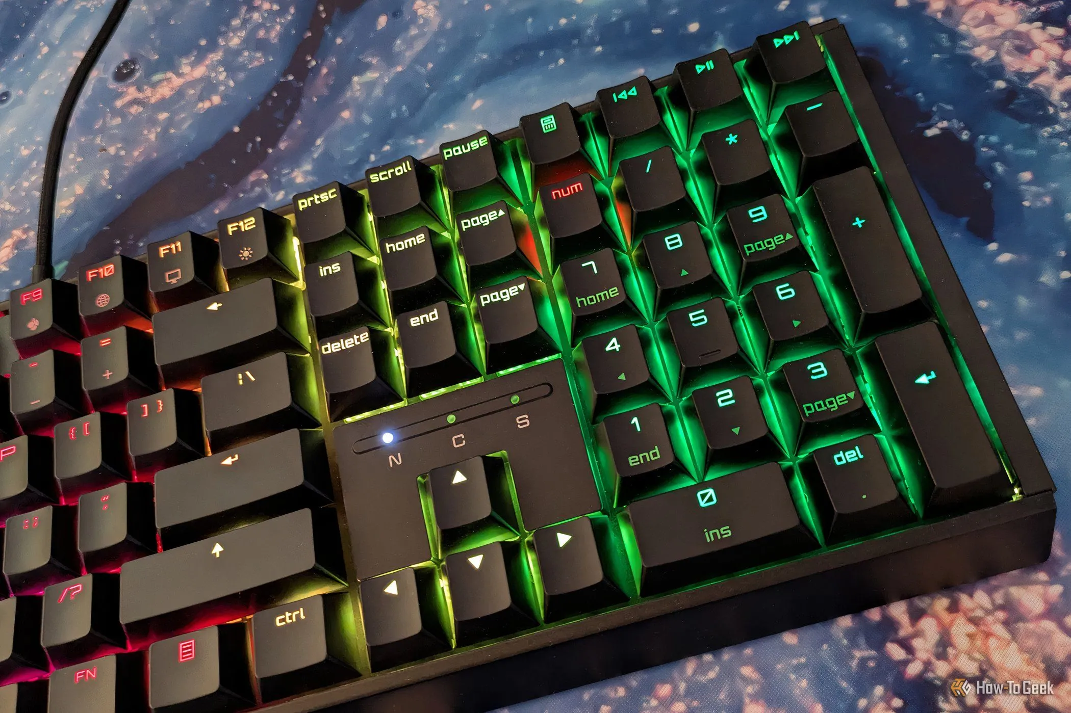 Cận cảnh khu vực phím số (number pad) của bàn phím Cherry XTRFY MX 3.1, hiển thị keycap xuyên đèn