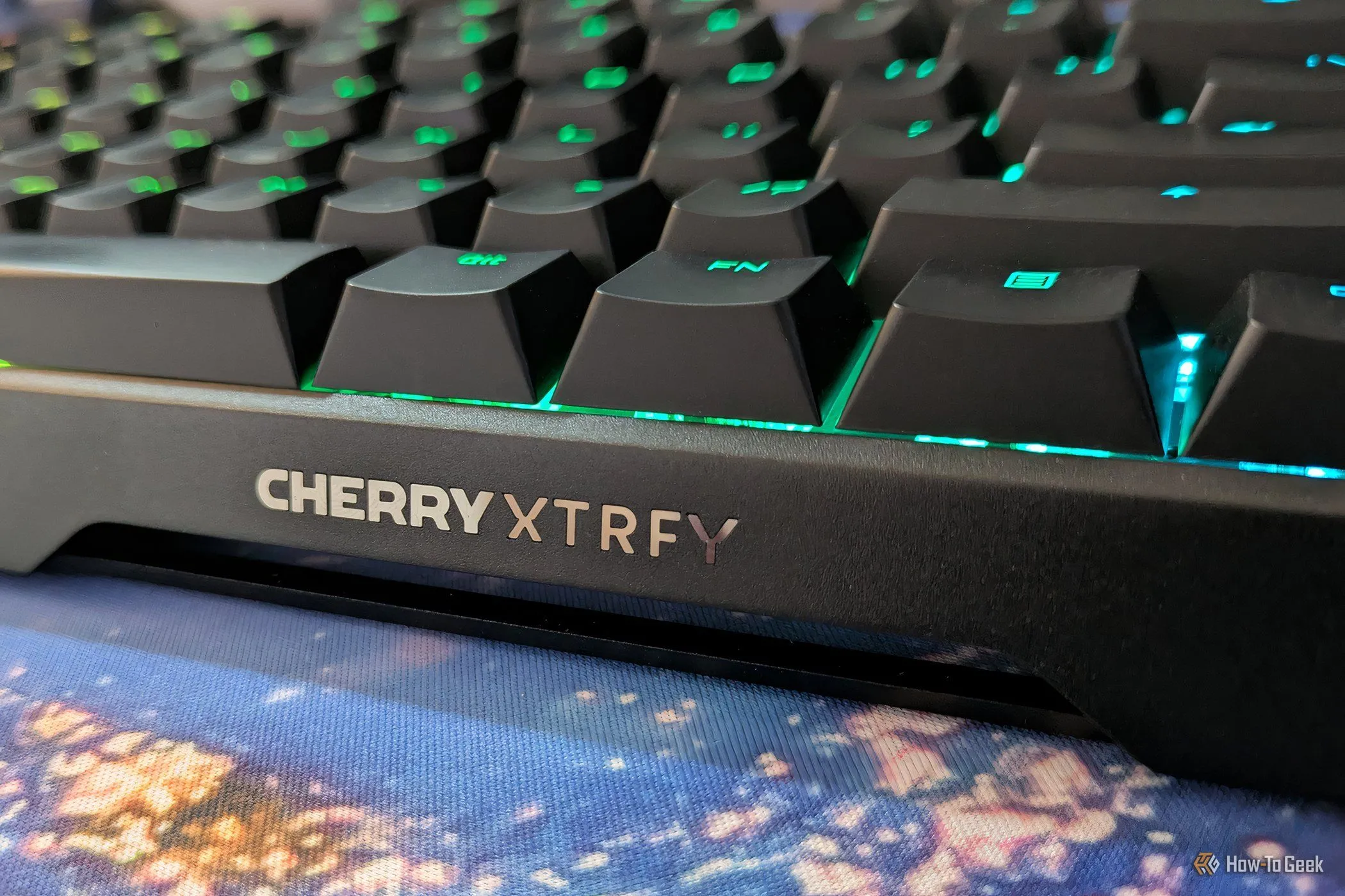 Cận cảnh logo CHERRY XTRFY trên cạnh bên của bàn phím, biểu tượng thương hiệu