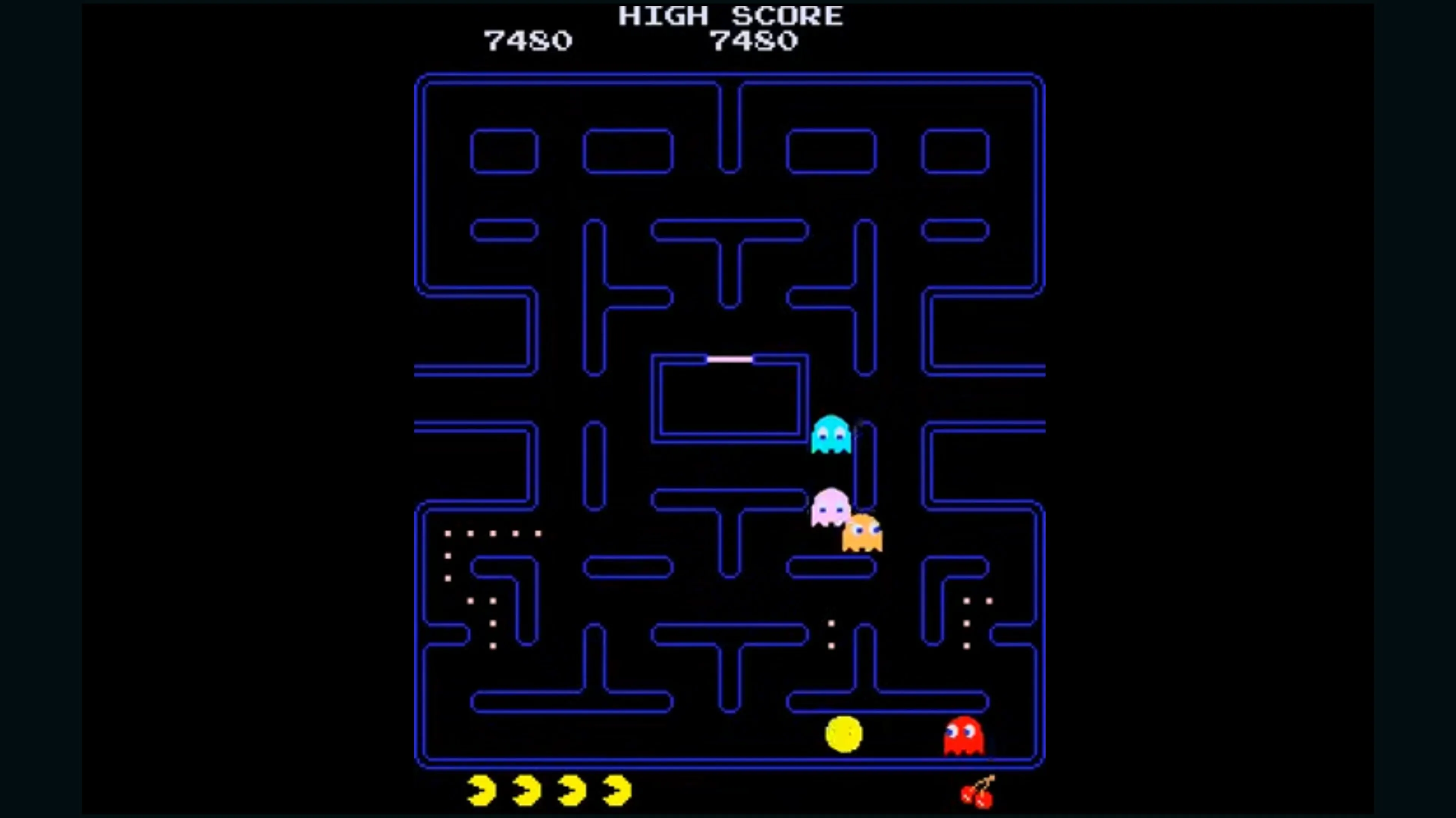 Cảnh chơi game Pac-Man cổ điển với nhân vật đang ăn điểm trong mê cung.