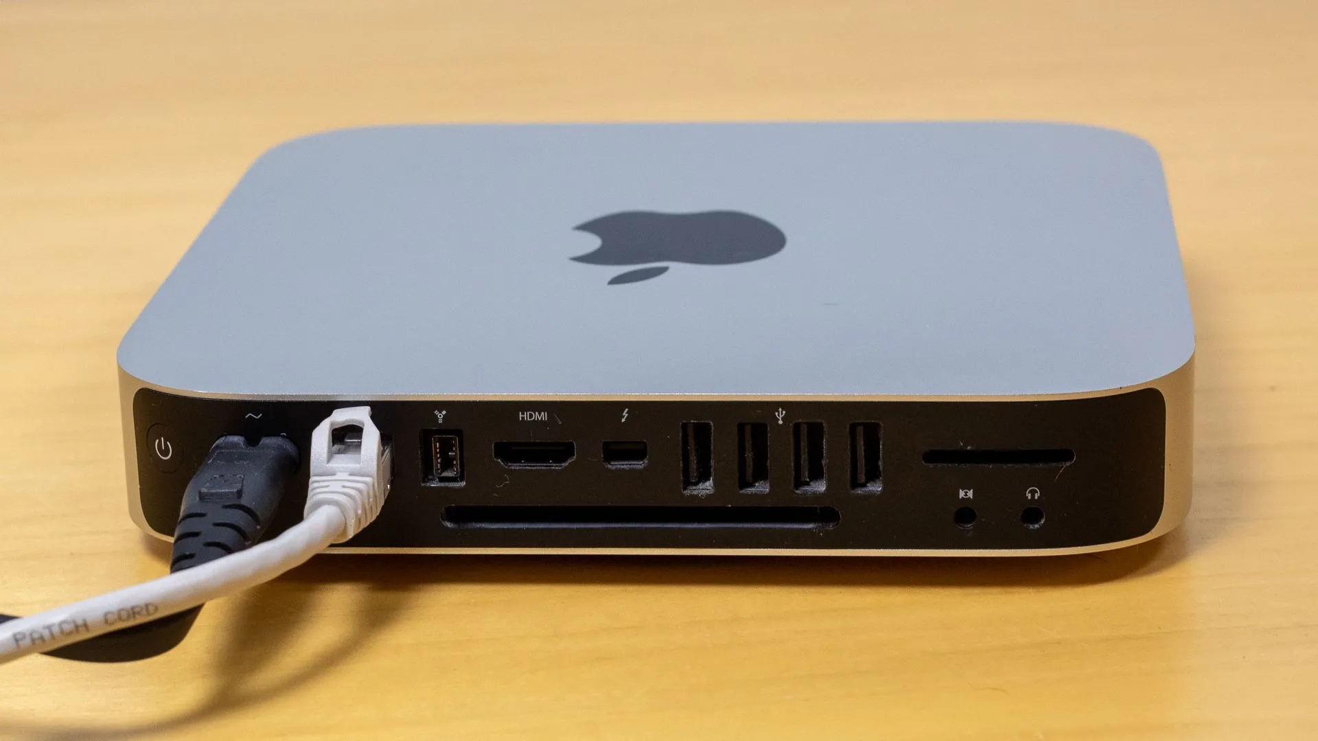 Cáp Ethernet và cáp nguồn được cắm gọn gàng vào phía sau của một chiếc Mac mini