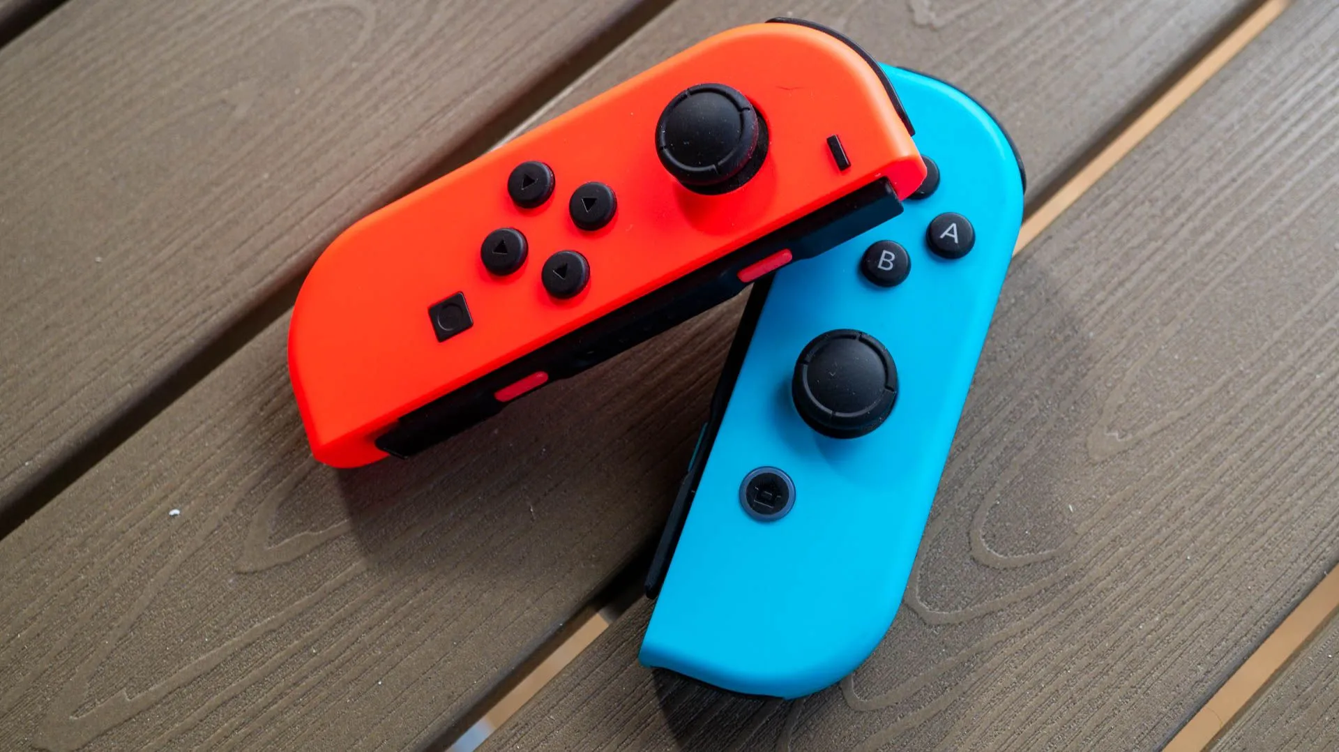 Cặp tay cầm Nintendo Switch Joy-Cons trên bàn