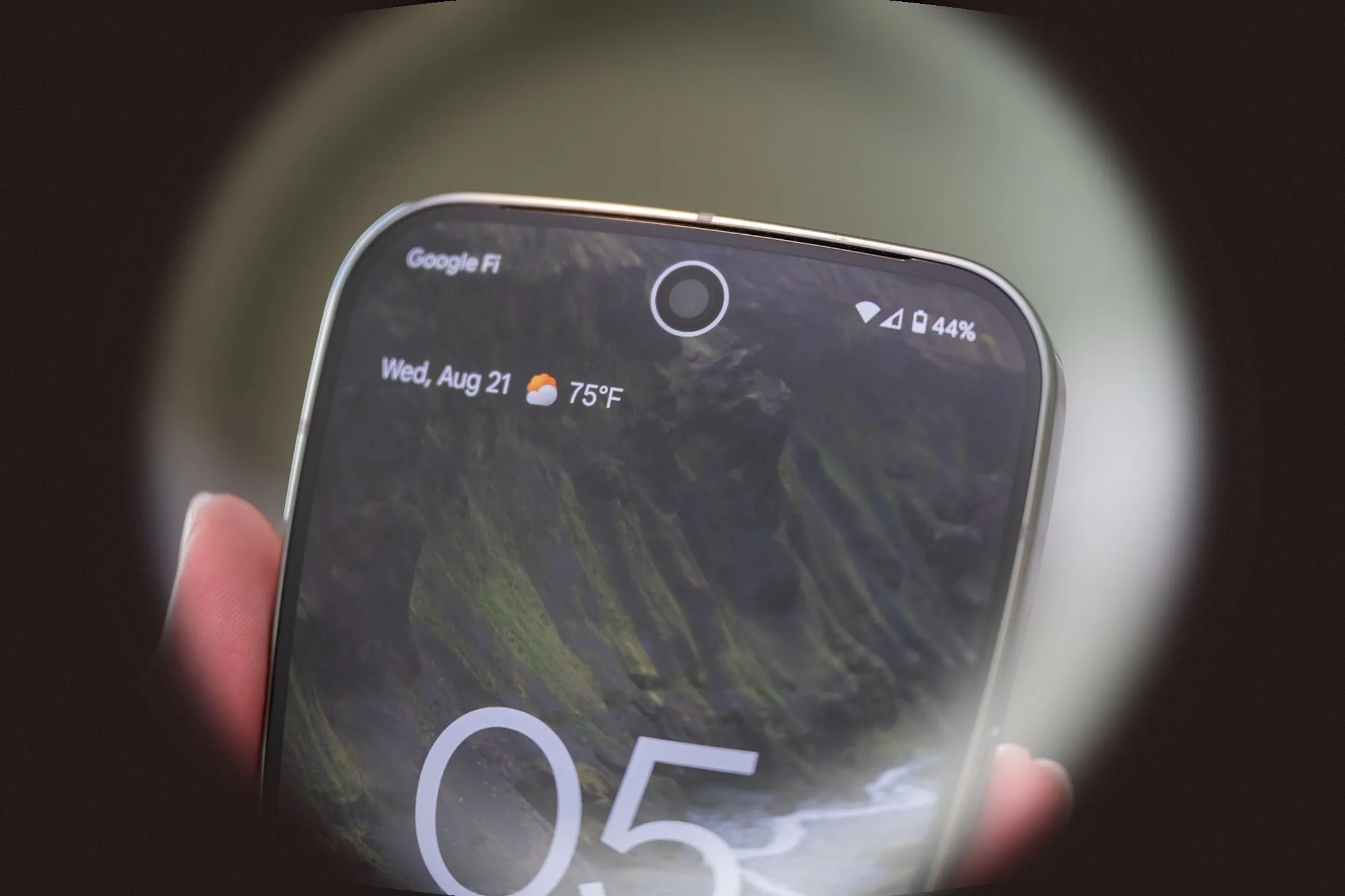 Chi tiết camera trước dạng &quot;nốt ruồi&quot; trên màn hình điện thoại Pixel 9, một thiết kế quen thuộc trên smartphone hiện đại