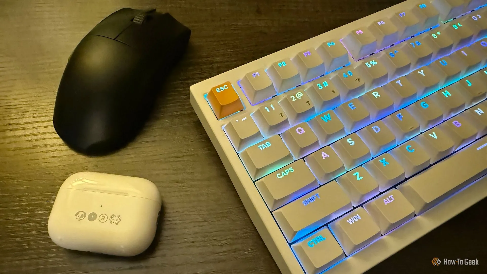 Chuột không dây Razer Viper V3 Pro và bàn phím cơ không dây Keychron K2 HE trên bàn, giúp tối ưu không gian làm việc và tăng năng suất.