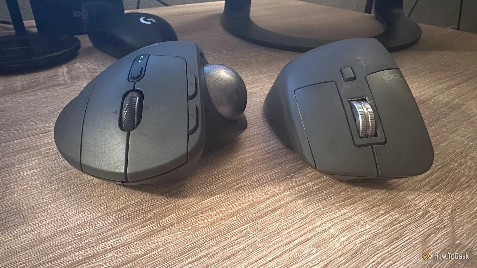 Chuột MX Ergo S và MX Master 3S đặt cạnh nhau, so sánh kích thước và thiết kế