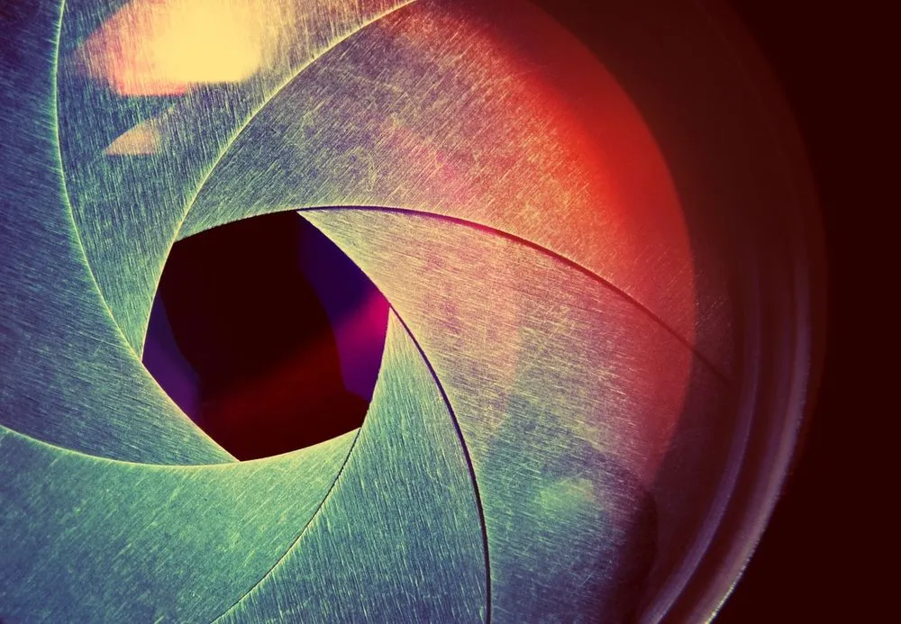 Cơ chế hoạt động của màn trập máy ảnh, ví von với cách đồng tử mắt hoạt động khi tiếp nhận ánh sáng trong dark mode và light mode