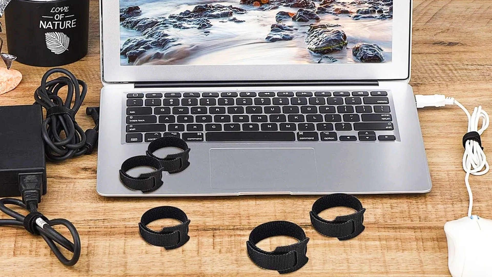 Dây buộc cáp được sử dụng để cố định dây điện trên laptop, giúp bàn làm việc gọn gàng hơn.