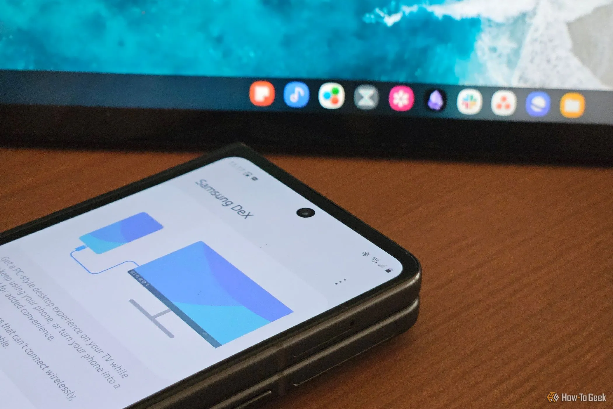 Điện thoại Galaxy Z Fold 5 hiển thị giao diện Samsung DeX trên lapdock, tương tự trải nghiệm máy tính Windows.