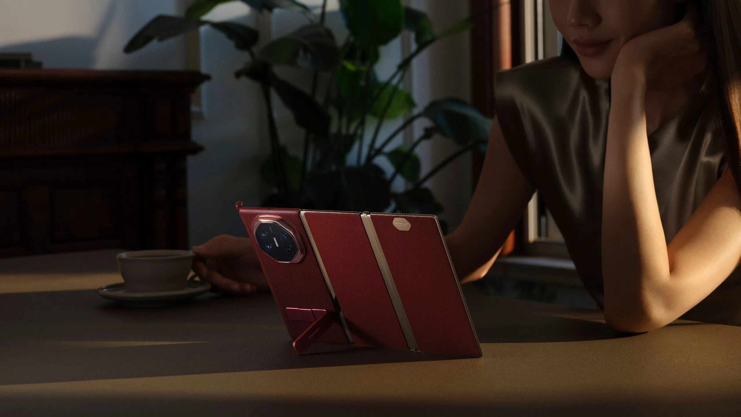 Điện thoại gập ba Huawei Mate XT đặt trên bàn, thể hiện kích thước lớn khi mở ra và khả năng làm việc như một máy tính bảng.