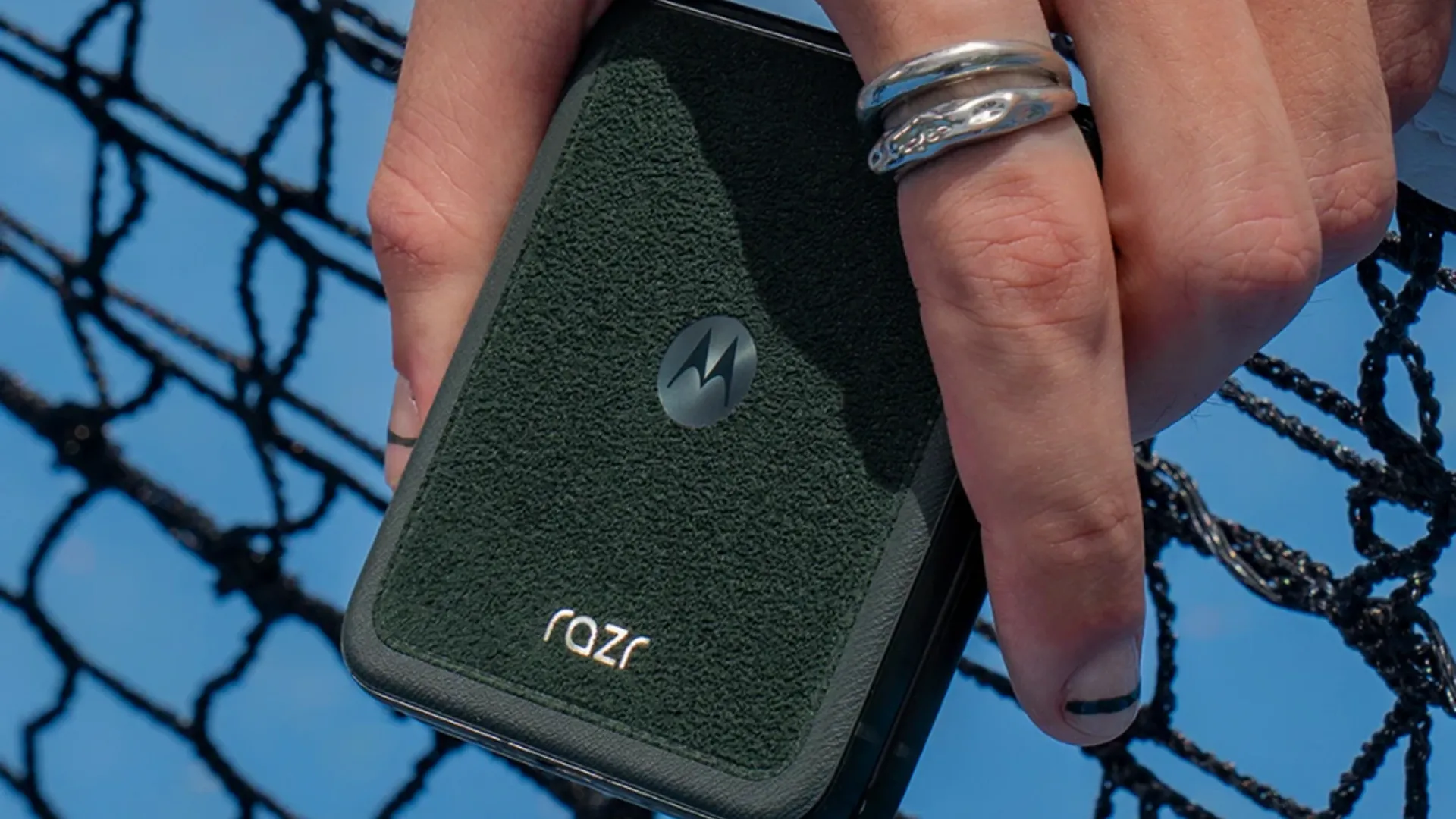 Điện thoại gập Moto Razr Ultra 2025 phiên bản Scarab màu xanh đậm với mặt lưng hoàn thiện giả da lộn độc đáo.
