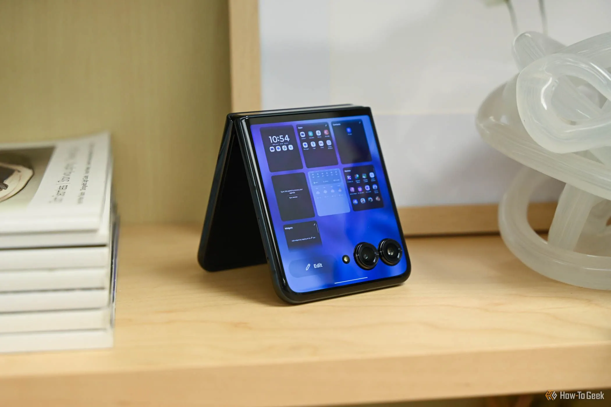 Điện thoại gập Motorola Razr+, cho thấy khả năng mở khóa bootloader trên nhiều mẫu Motorola hiện đại.