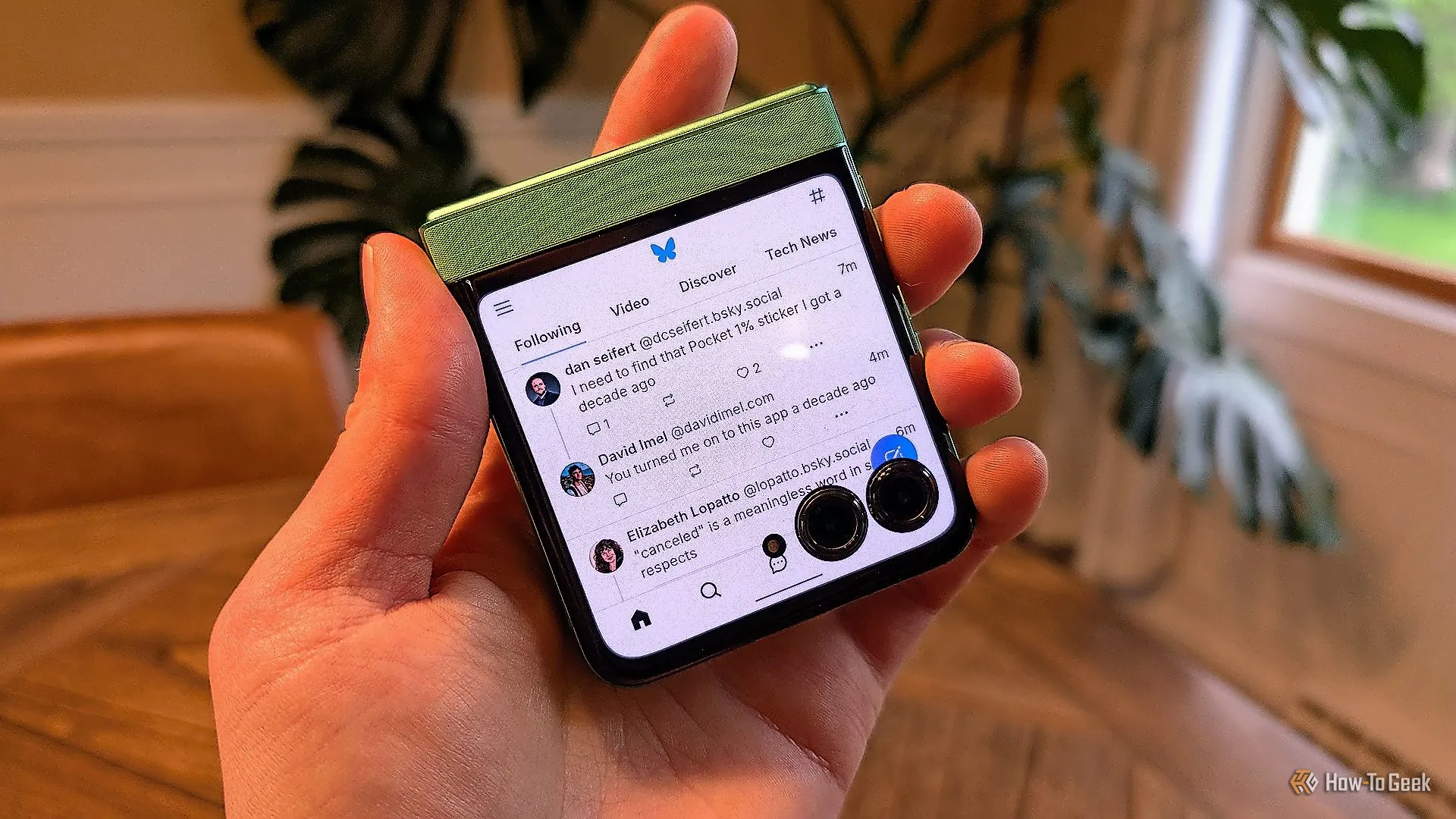 Điện thoại Motorola Razr 2025 màu đen mở gập một nửa, làm nổi bật màn hình chính và thiết kế hiện đại của dòng điện thoại gập Motorola Razr