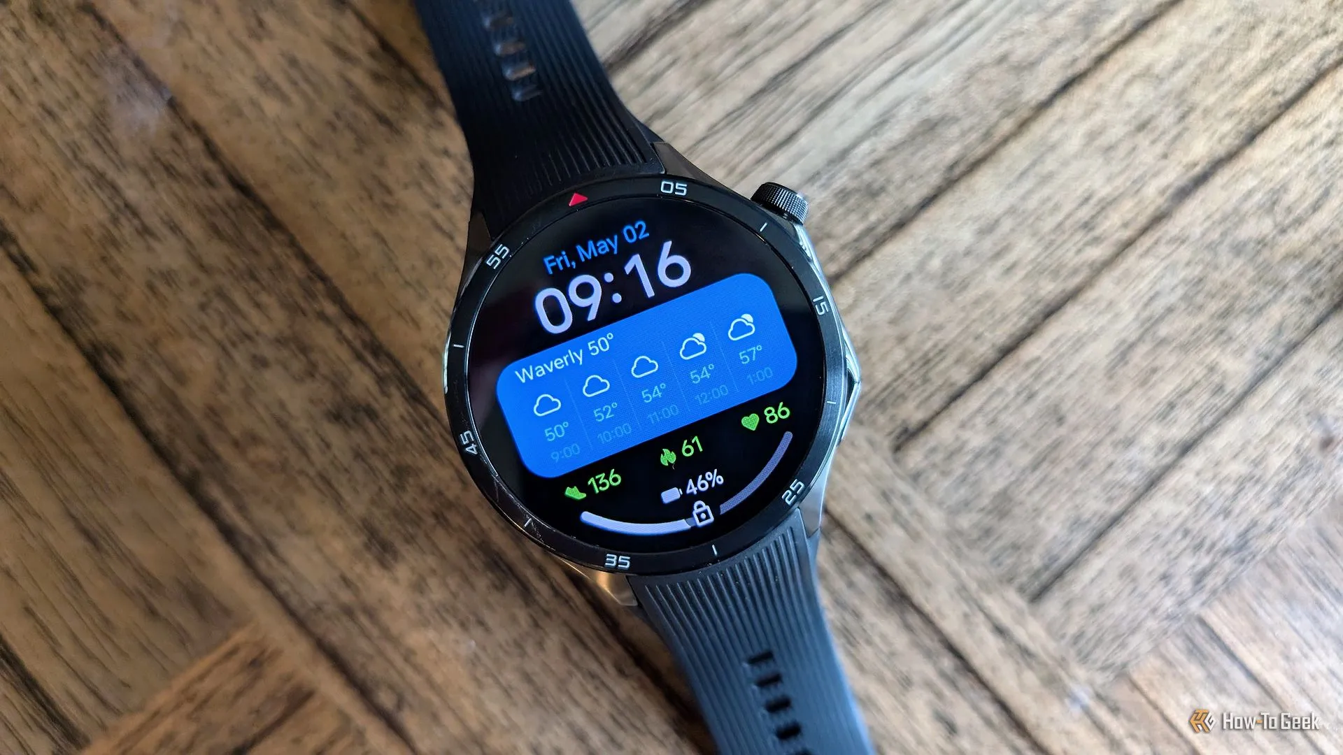 Đồng hồ thông minh OnePlus Watch 3 trên cổ tay