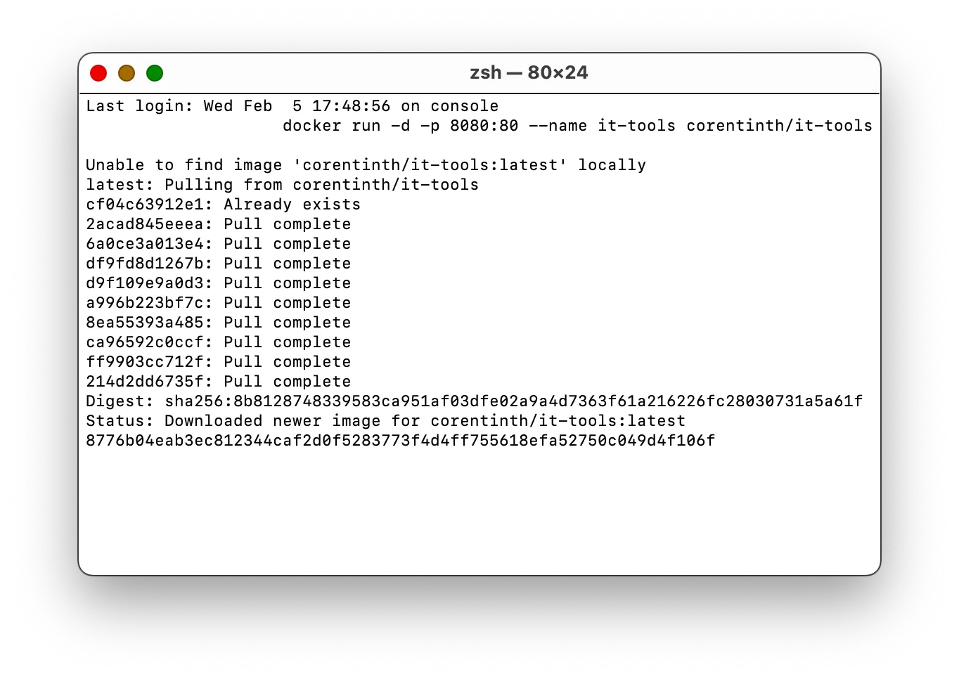 Giao diện dòng lệnh của Docker đang kéo một image để chạy trong container, minh họa khả năng quản lý ứng dụng hiện đại