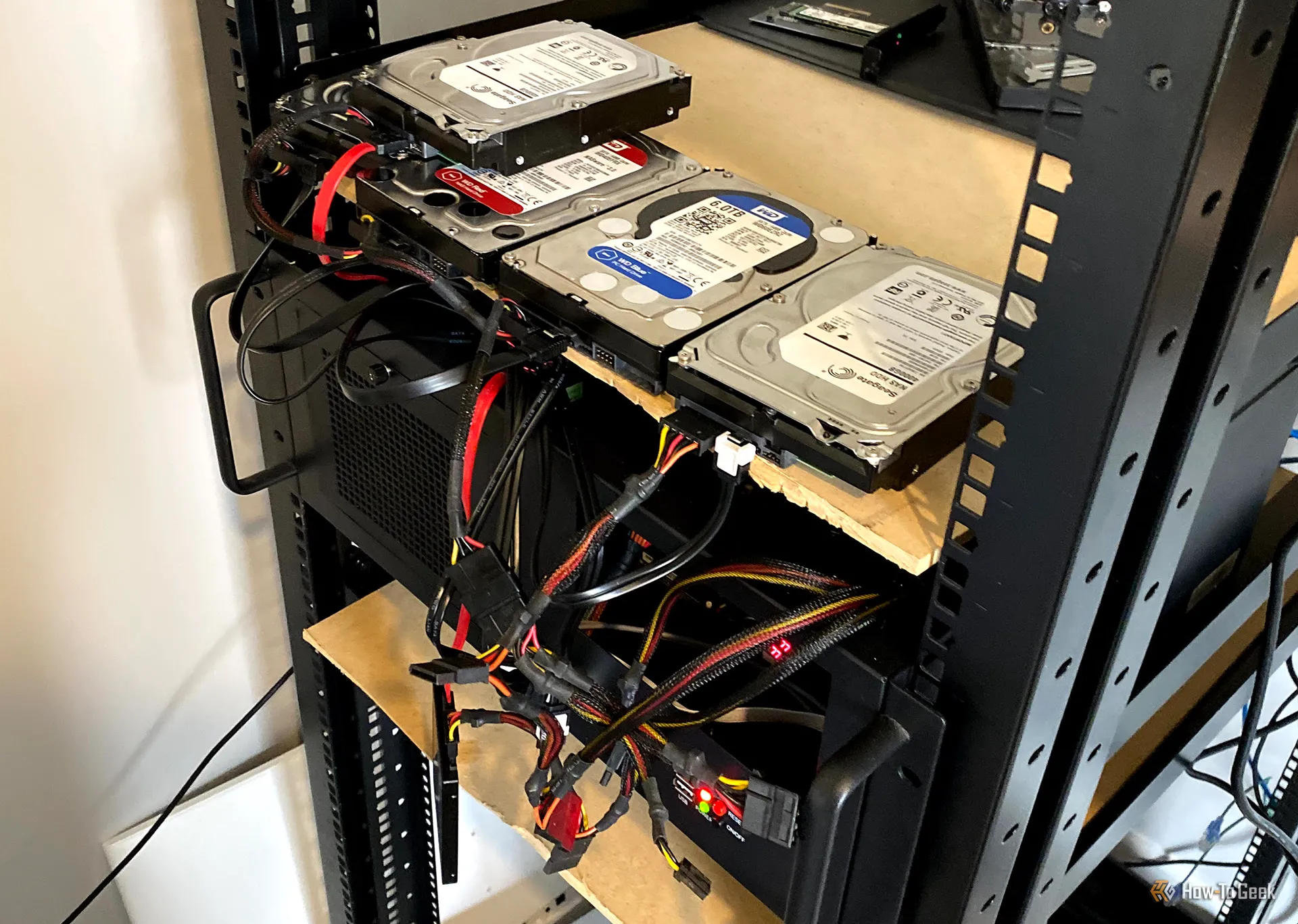 Hệ thống NAS tự chế từ máy tính bàn cũ với nhiều ổ cứng và dây cáp kết nối