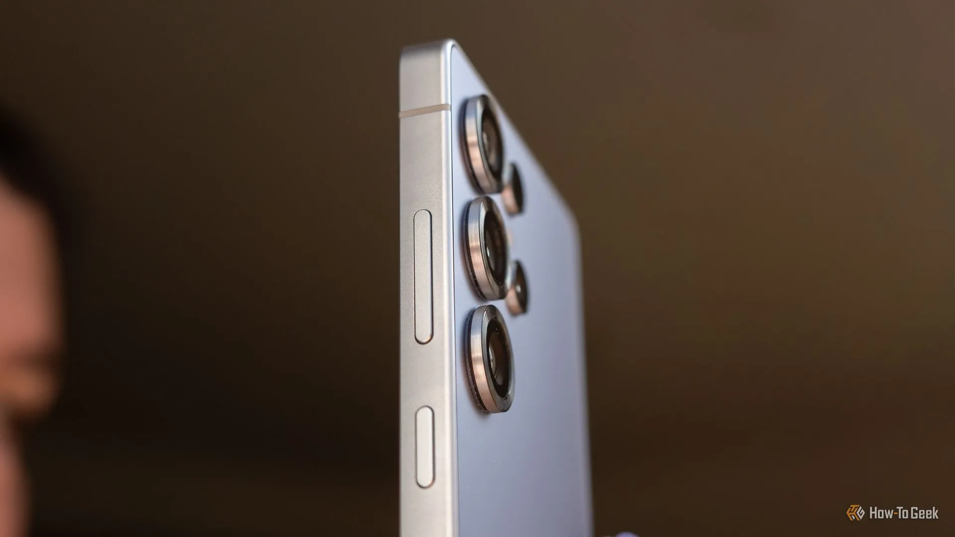 Hình ảnh cận cảnh bụi bẩn bám dưới viền các ống kính camera sau của Samsung Galaxy S25 Ultra