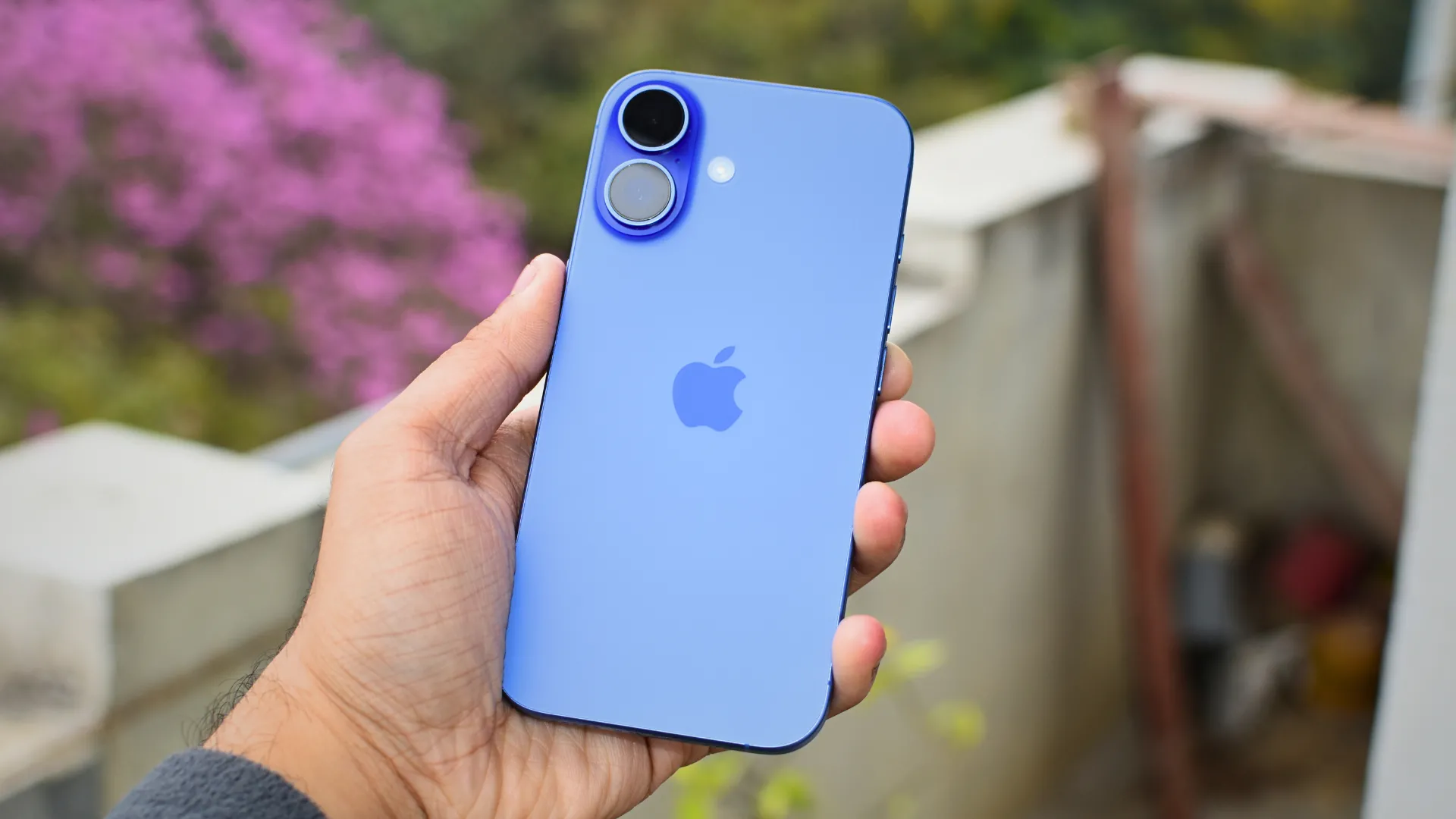 Hình ảnh concept iPhone 16 màu xanh Ultramarine, gợi nhắc về các bản cập nhật iOS mới