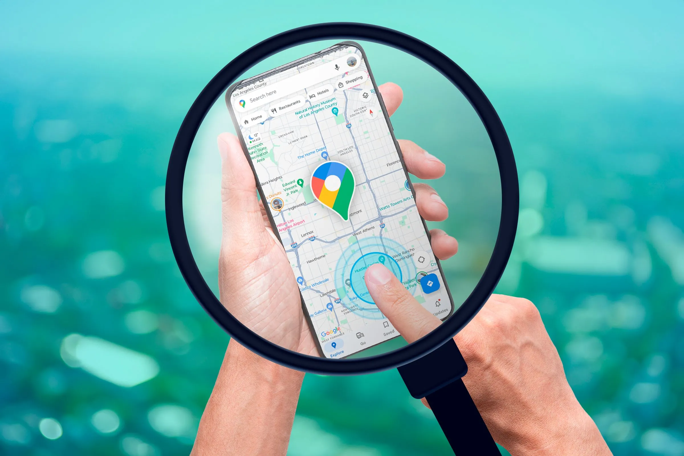 Hình ảnh kính lúp phóng to màn hình điện thoại hiển thị Google Maps, minh họa việc Google tăng cường kiểm duyệt đánh giá
