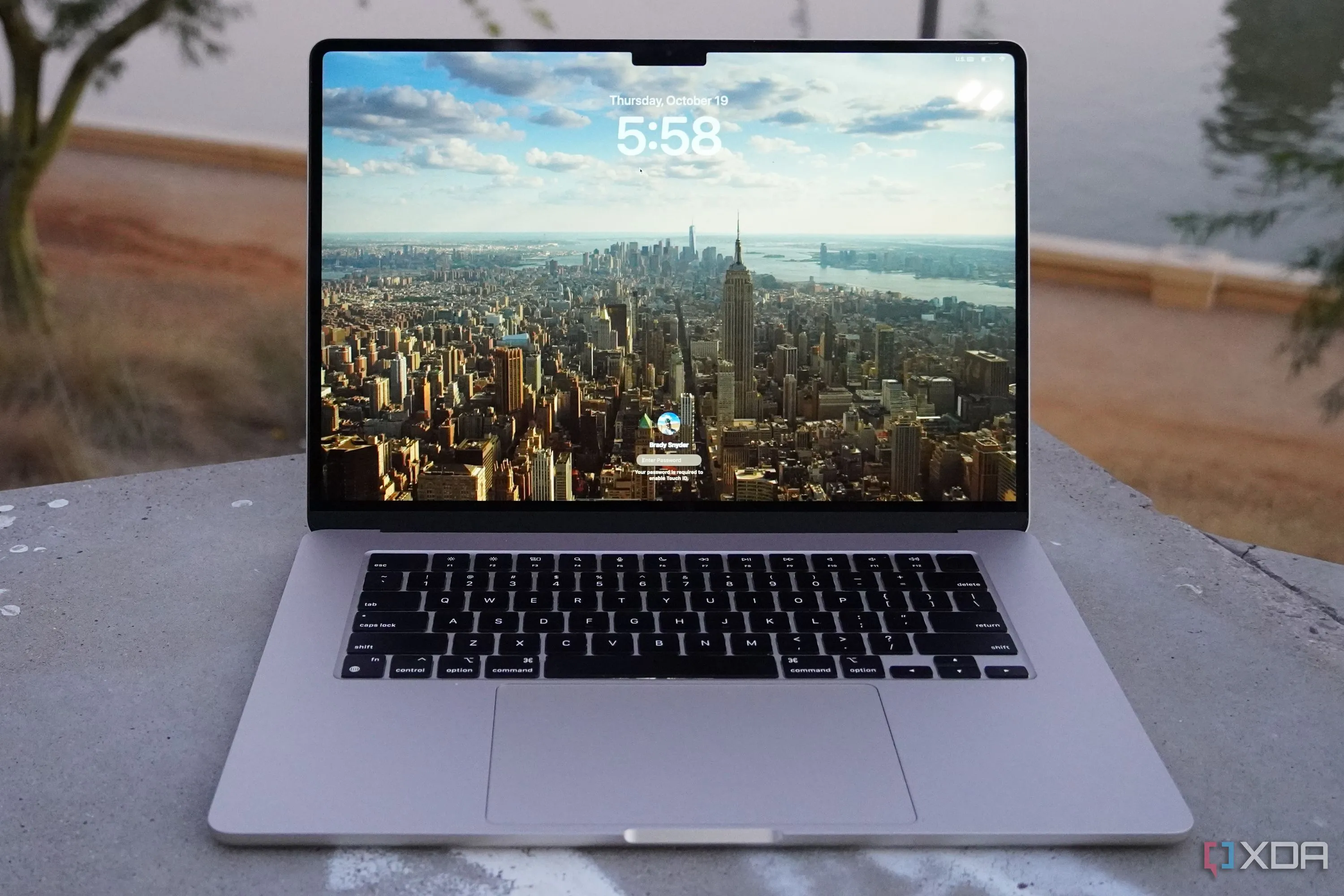 Hình ảnh MacBook Air 15 inch đang hiển thị giao diện macOS, thể hiện thiết kế sang trọng và hiện đại của laptop Apple.