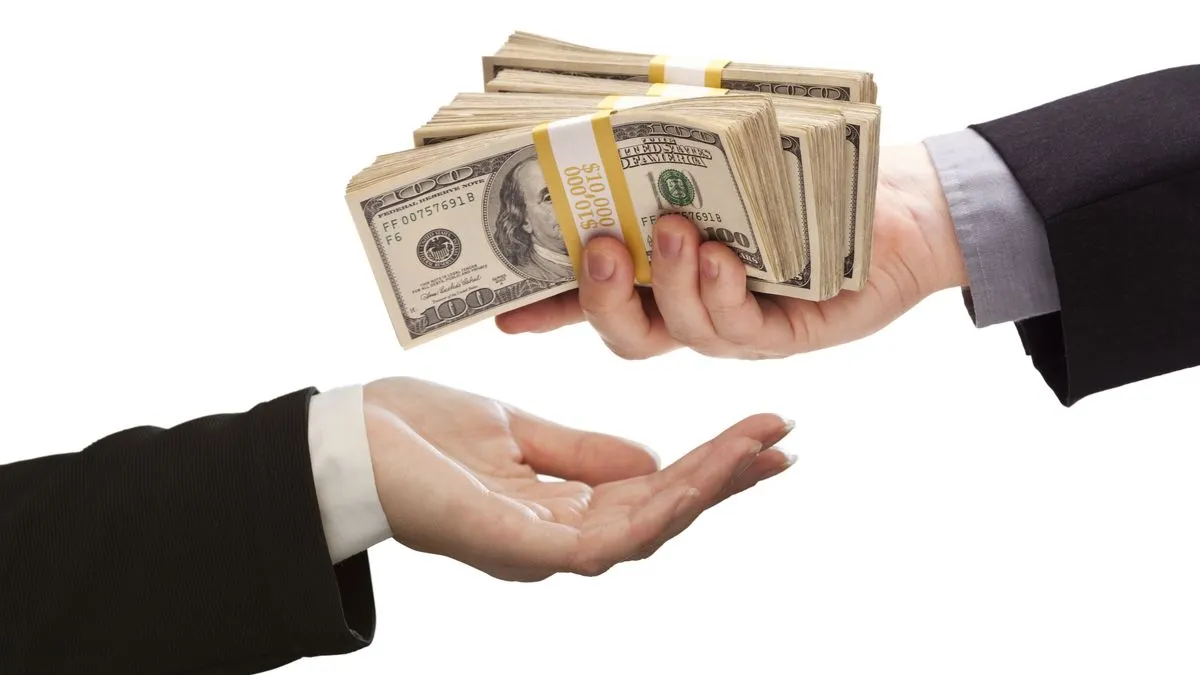 Hình ảnh một người đang trao một cọc tiền lớn, minh họa cho chi phí cấp phép phần mềm Unraid