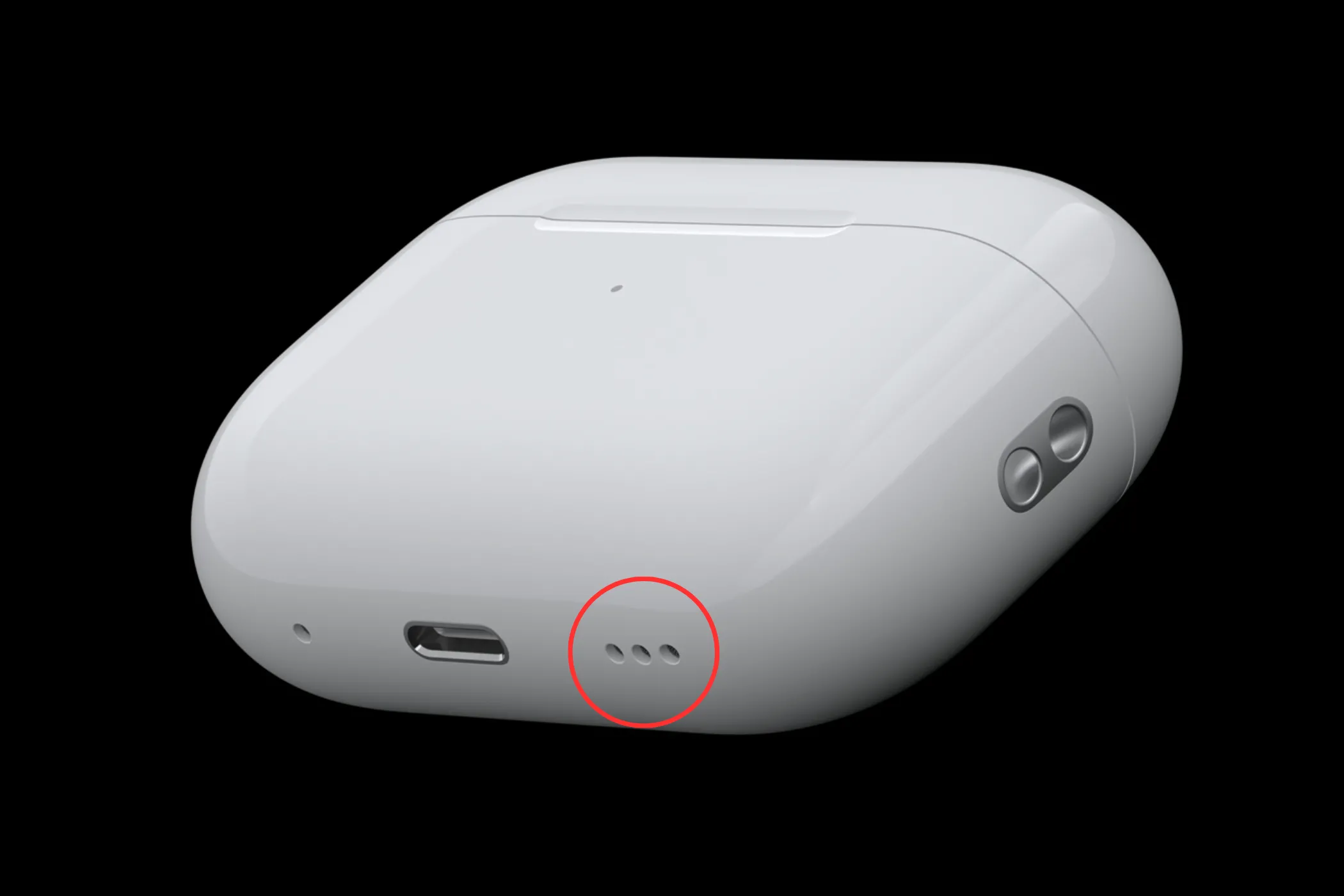Hộp sạc AirPods Pro 2 với vòng tròn làm nổi bật loa nhỏ cạnh cổng sạc USB-C, hỗ trợ tính năng tìm kiếm chính xác