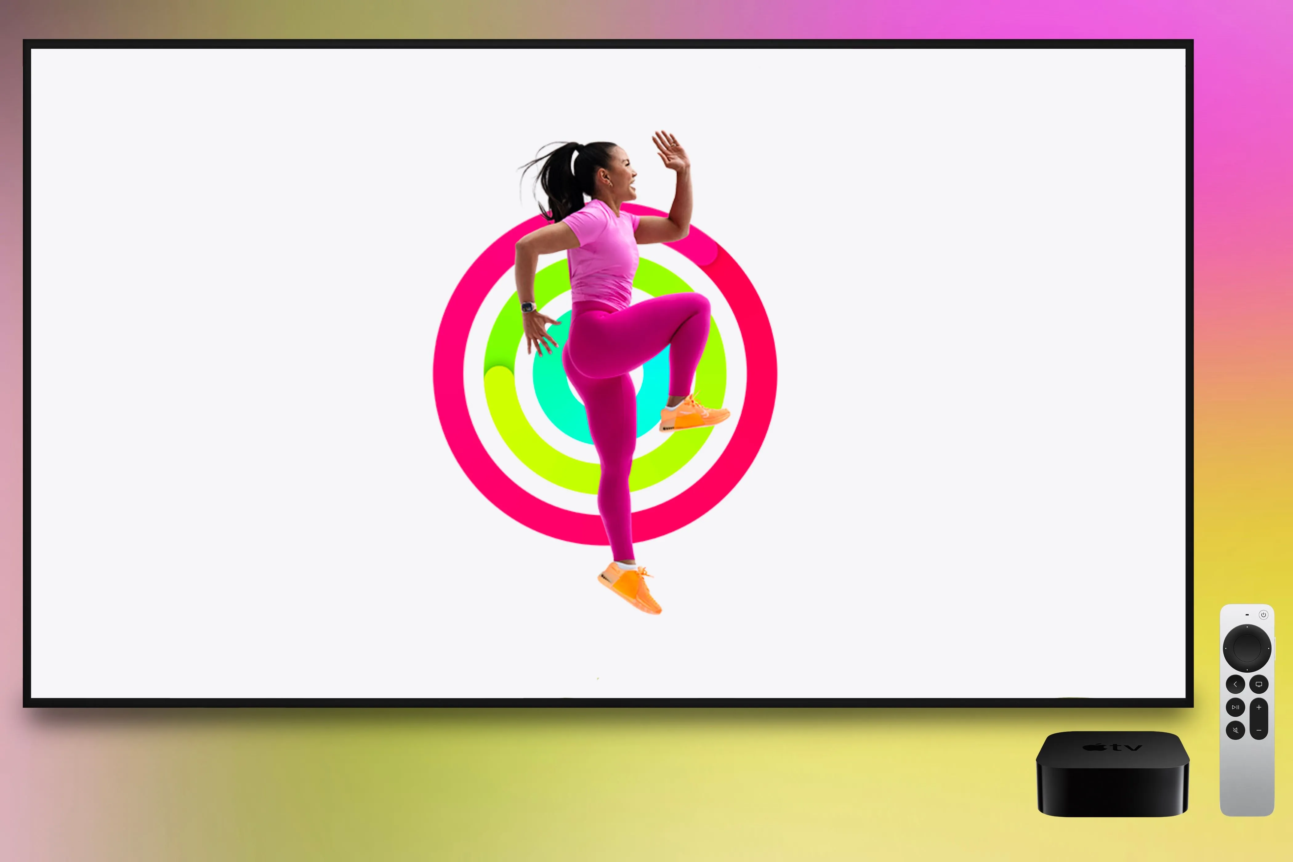Huấn luyện viên Apple Fitness+ tập luyện với Vòng hoạt động hiển thị trên Apple TV