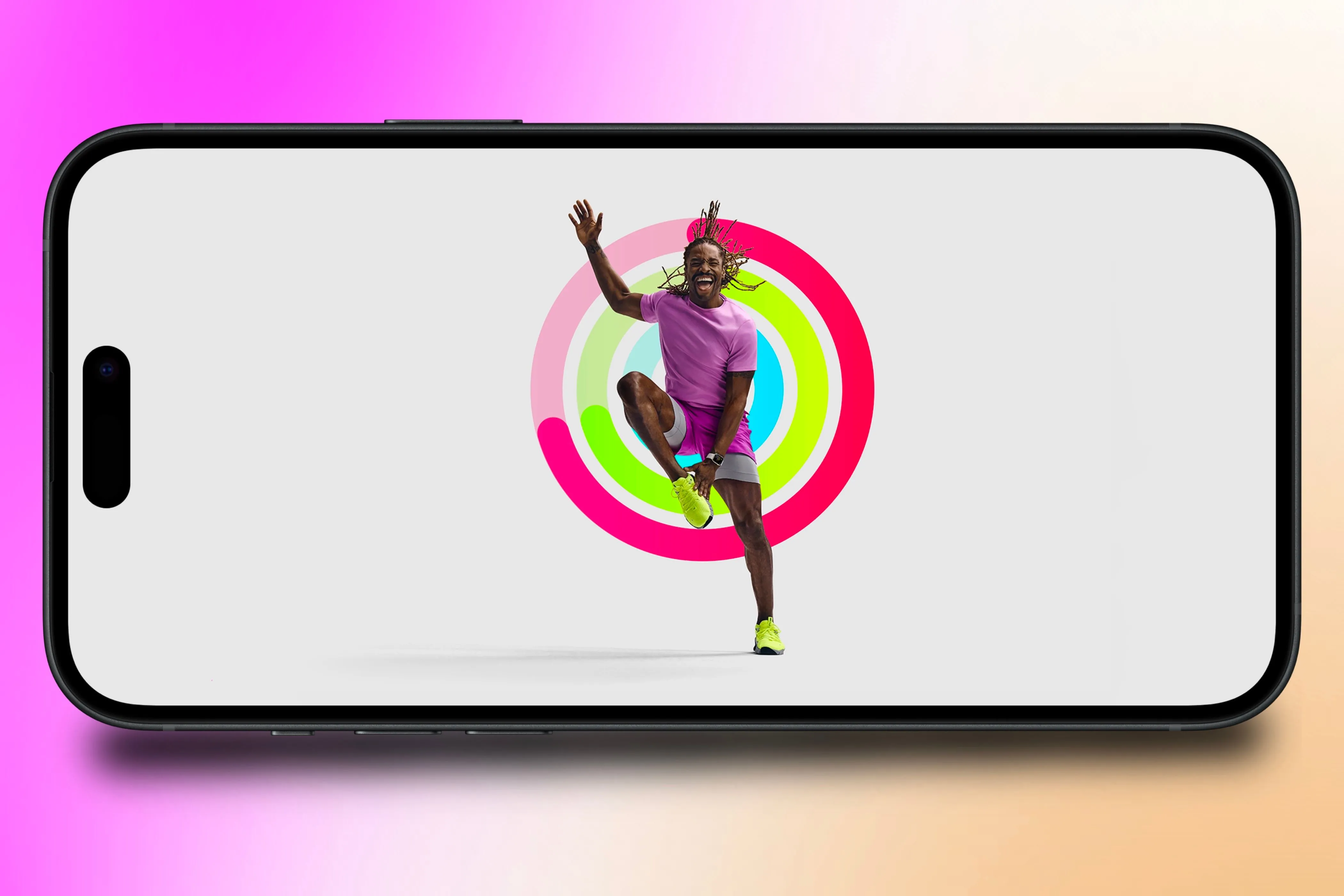Huấn luyện viên Apple Fitness+ trên iPhone với các Vòng hoạt động đang mở