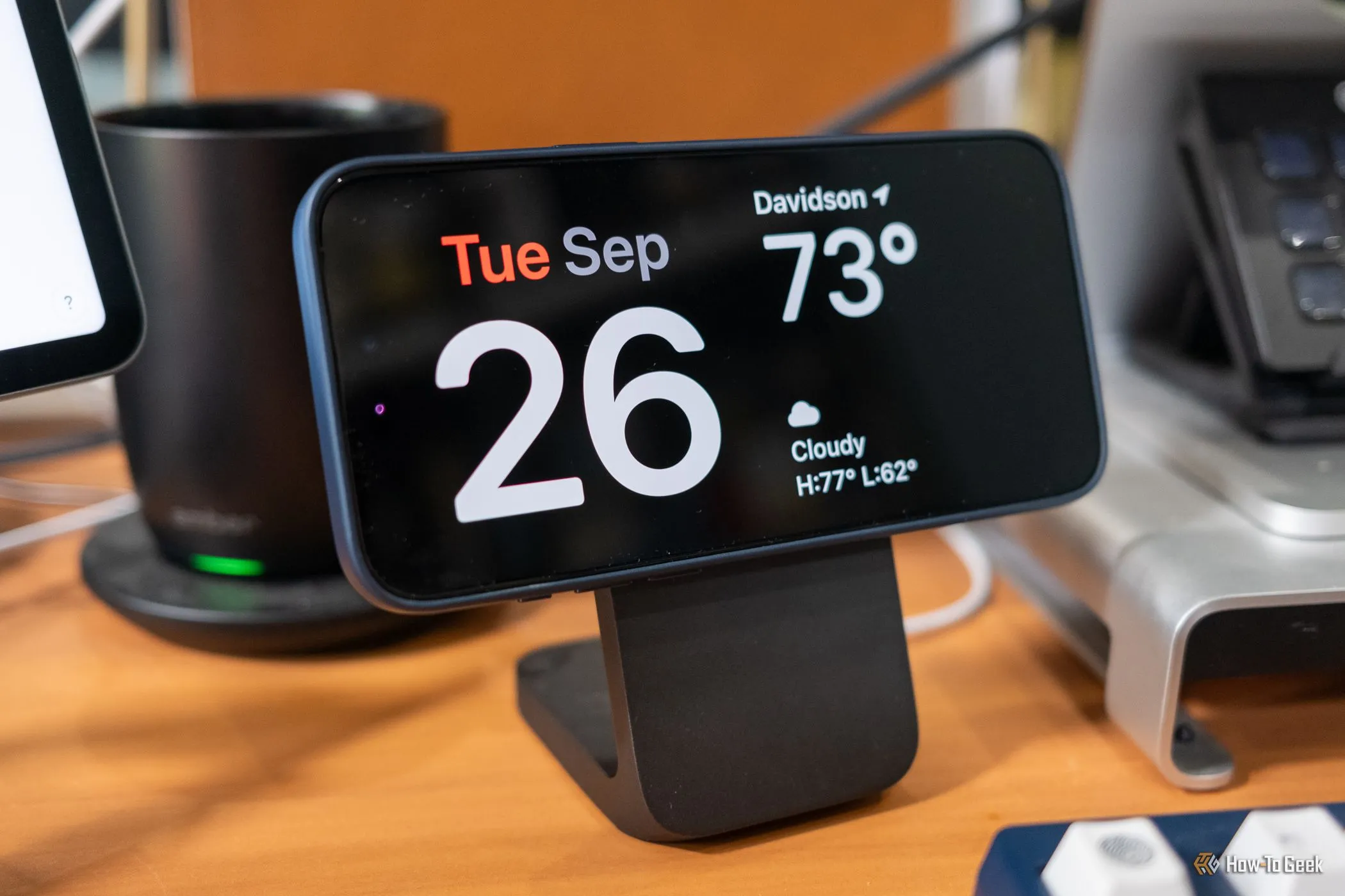 iPhone 15 Pro Max hiển thị chế độ StandBy, minh họa cho các tính năng iOS hiện có