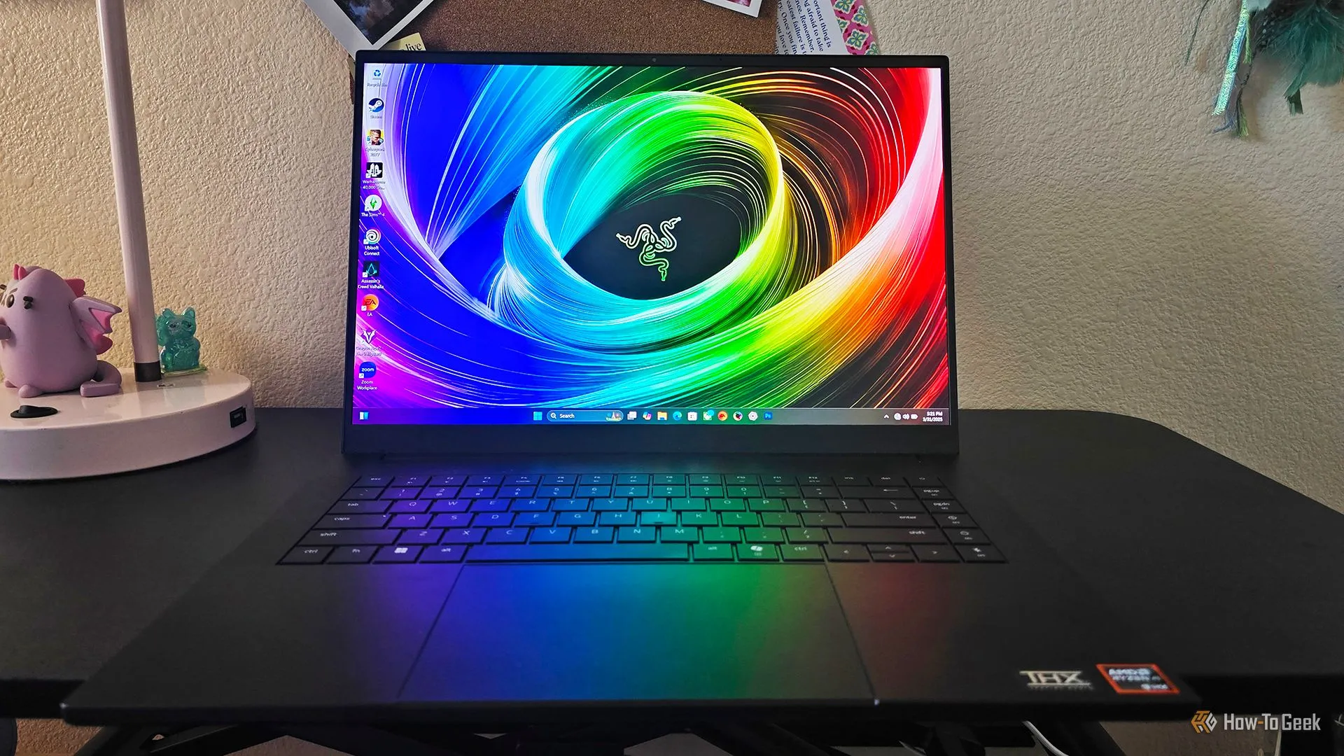 Laptop chơi game Razer Blade 16 2025 đặt trên bàn, tượng trưng cho quyết định tạm dừng bán hàng của Razer tại Mỹ