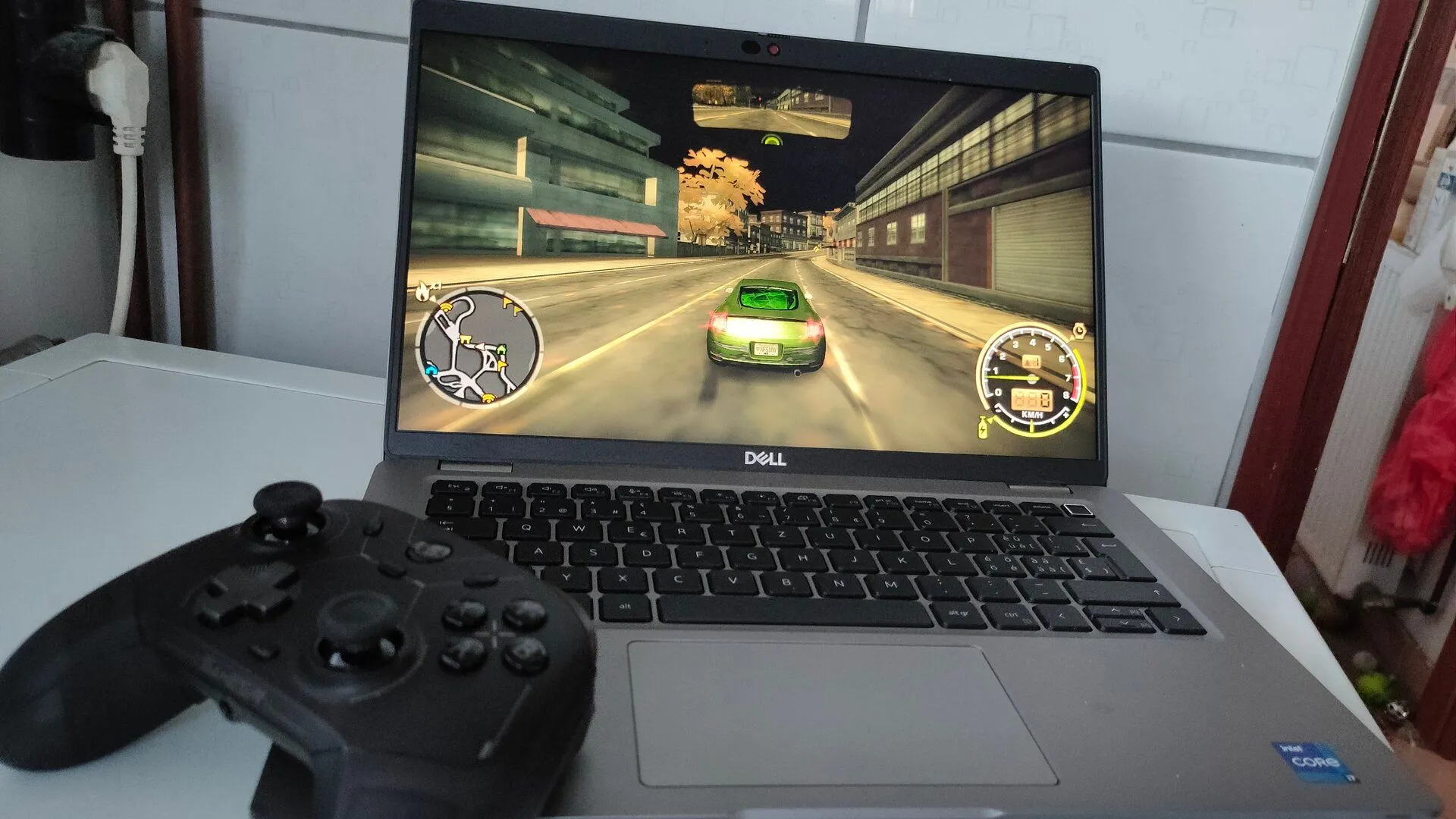 Laptop Dell Latitude 5420 đang chạy