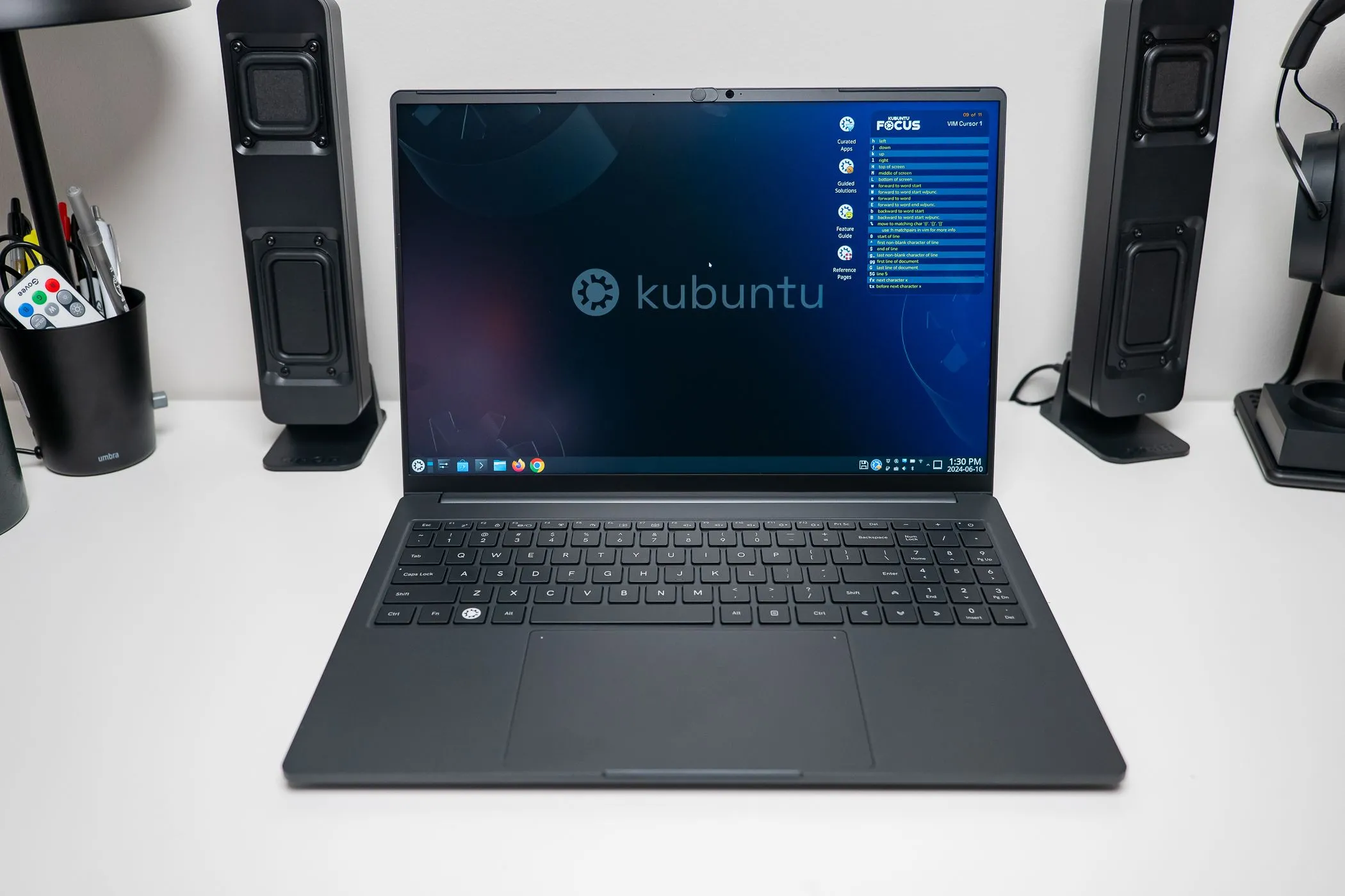 Laptop trên bàn làm việc hiển thị hệ điều hành Kubuntu Linux, minh họa môi trường phát triển phổ biến