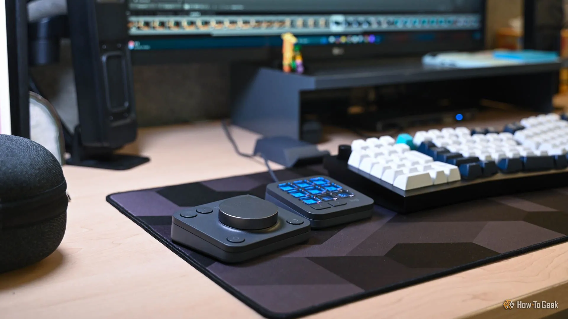 Logitech MX Creative Console trên bàn làm việc với ứng dụng Adobe mở