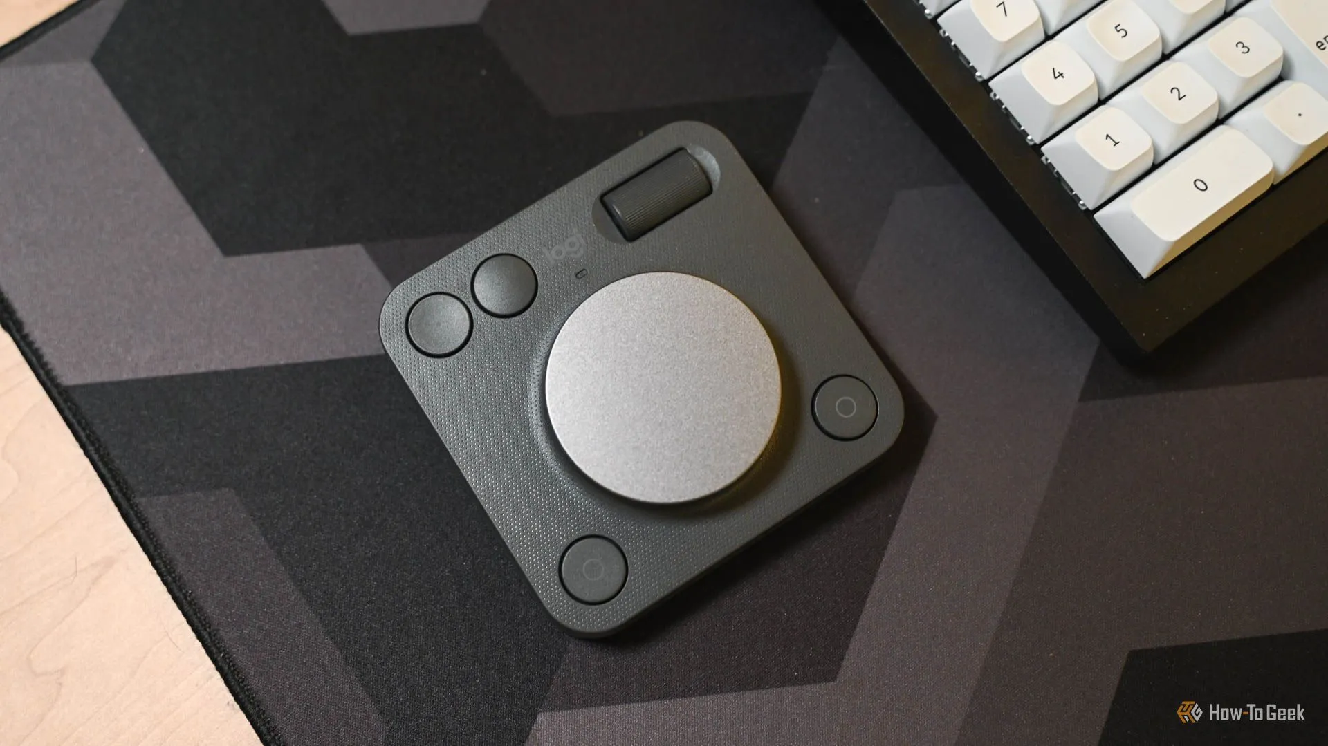 Logitech MX Creative Dialpad đặt cạnh bàn phím cơ