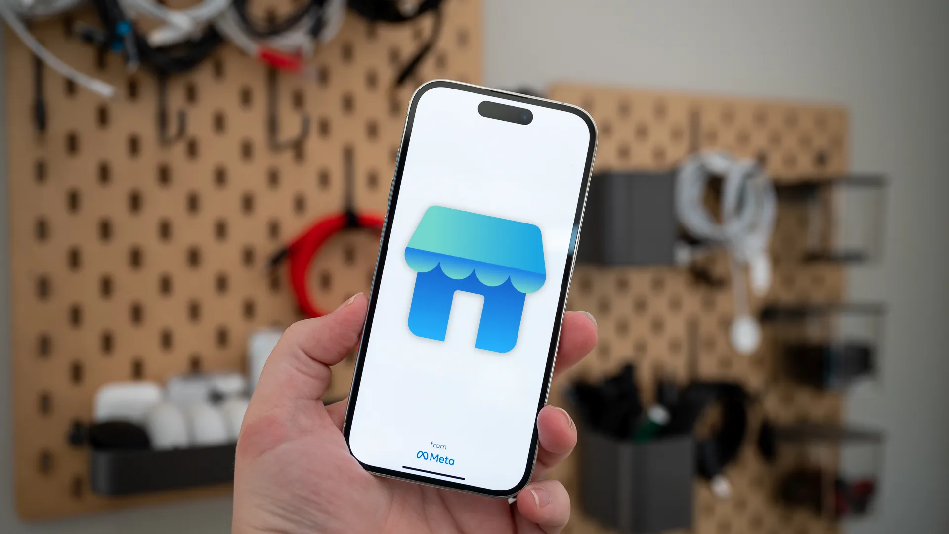 Logo Facebook Marketplace hiển thị trên màn hình điện thoại, đại diện cho kênh mua bán card đồ họa cũ phổ biến.