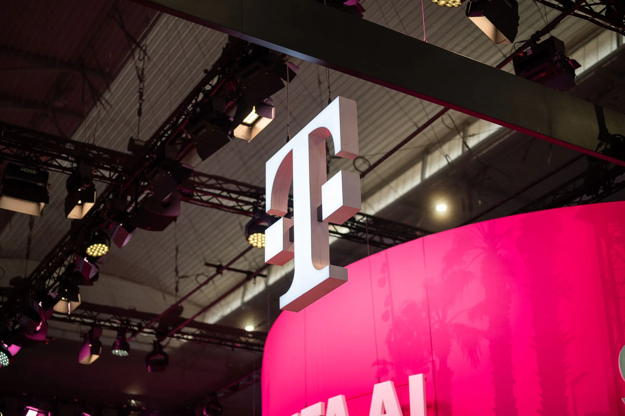 Logo T-Mobile nổi bật tại sự kiện MWC 2024, biểu tượng của sự đổi mới trong ngành viễn thông
