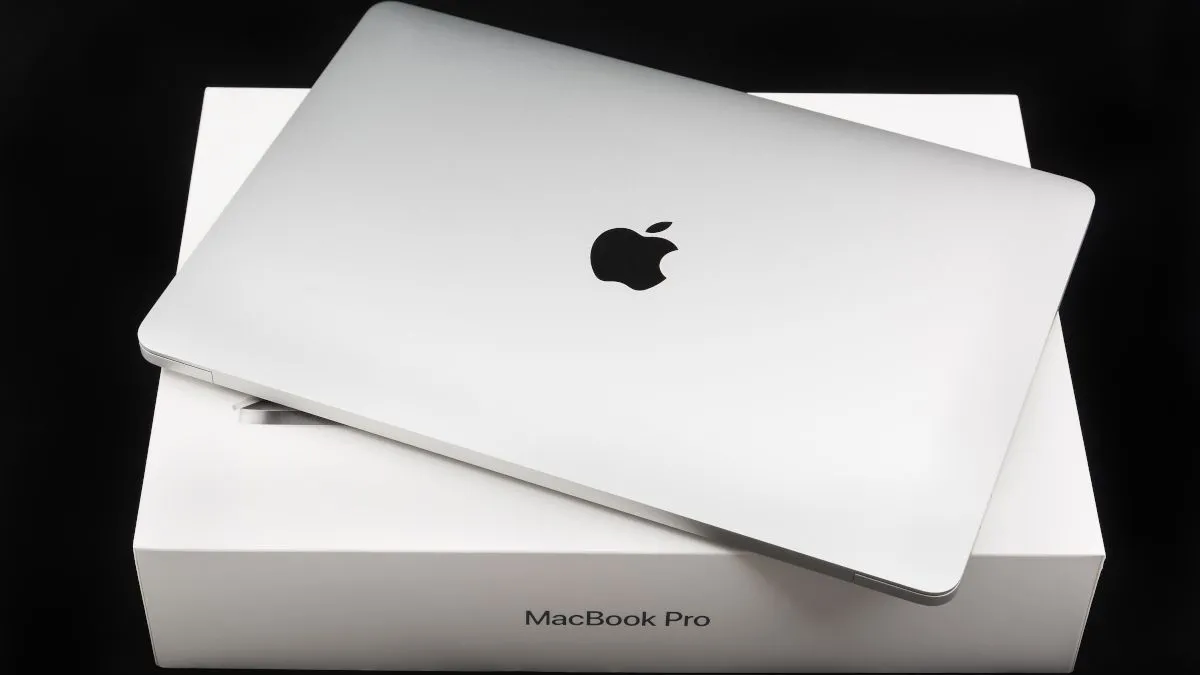 MacBook Pro đóng gói nằm trên hộp gốc, minh họa tầm quan trọng của việc giữ lại phụ kiện khi bán máy Mac cũ.