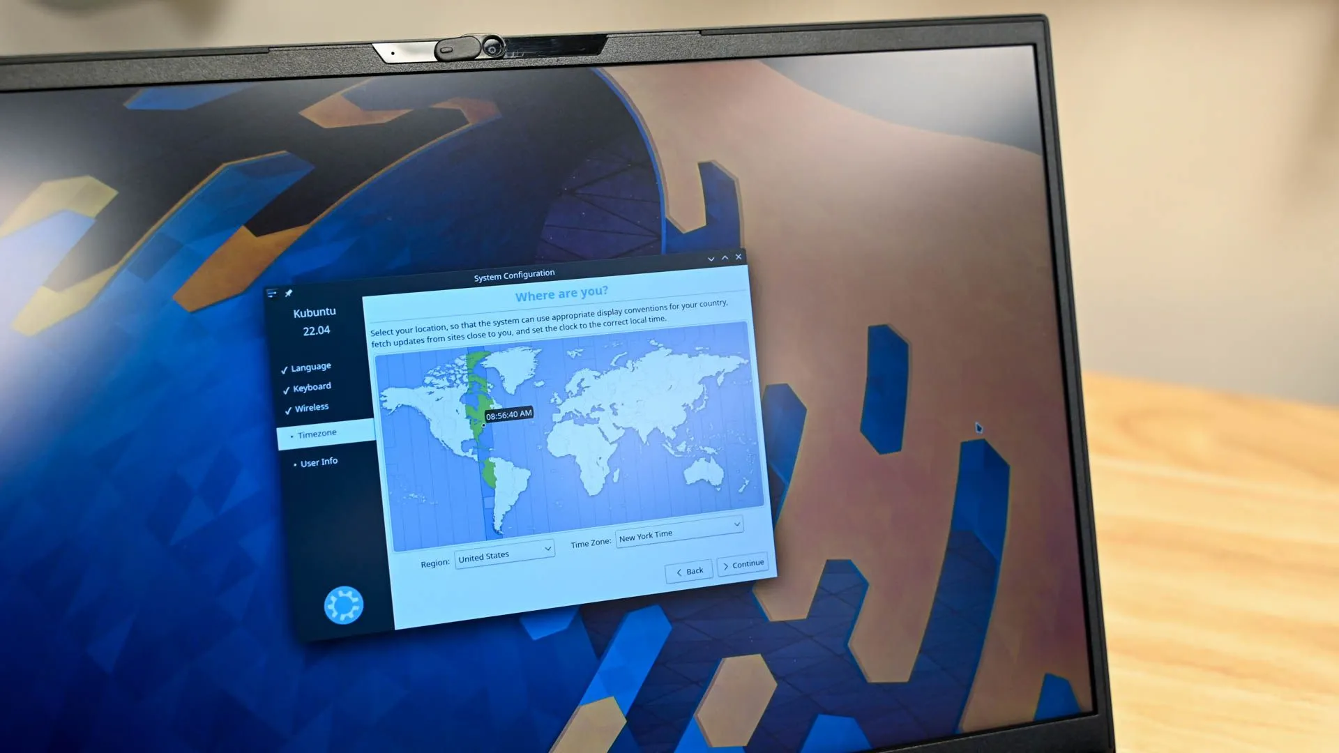 Màn hình cài đặt cho phép lựa chọn múi giờ trên Linux, minh họa việc quản lý thời gian hệ thống.