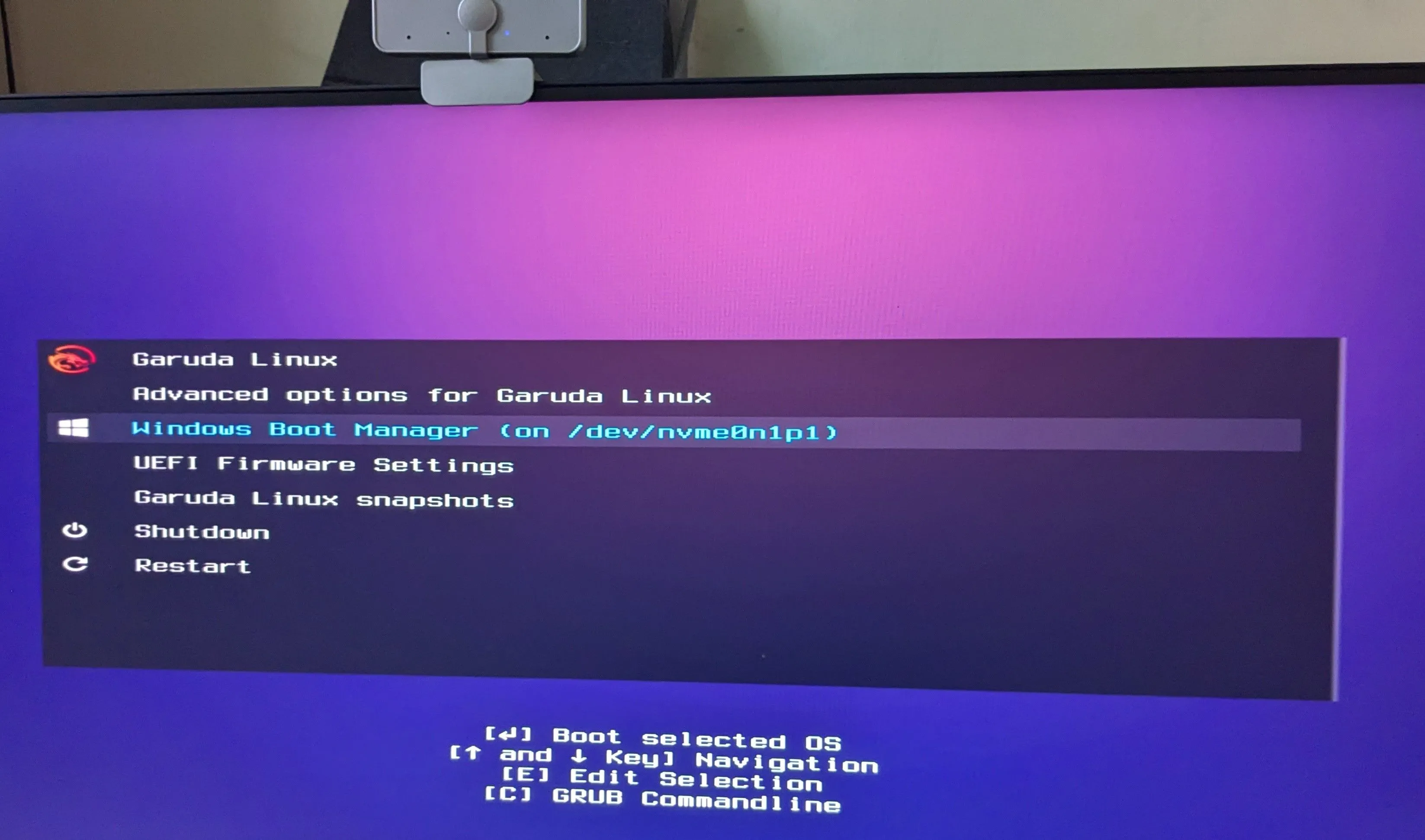 Màn hình khởi động với tùy chọn lựa chọn giữa hệ điều hành Garuda Linux và Windows, hiển thị bootloader GRUB đã được cấu hình đúng.