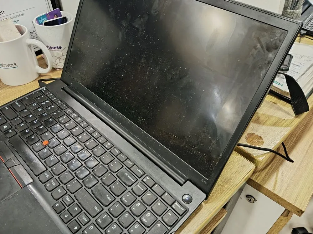 Màn hình laptop dính đầy vết bẩn và vân tay, minh họa nhược điểm của màn hình cảm ứng