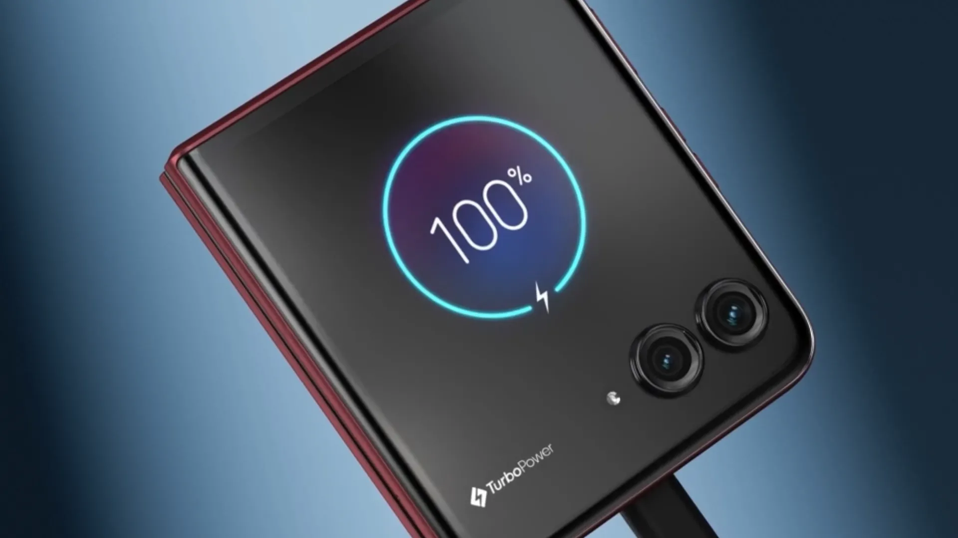 Màn hình phụ của Moto Razr Ultra 2025 hiển thị 100% pin khi đang sạc có dây, cho thấy tốc độ sạc hiệu quả.