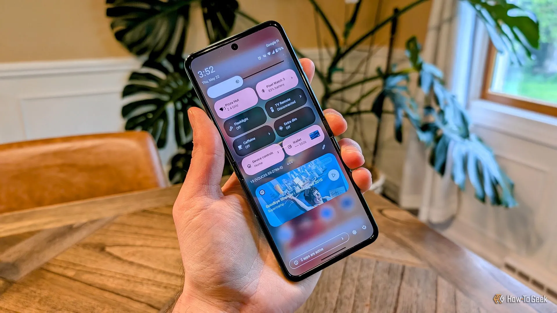 Màn hình Quick Settings của Motorola Razr 2025, cho thấy các tùy chọn cài đặt nhanh và thời lượng pin của điện thoại gập