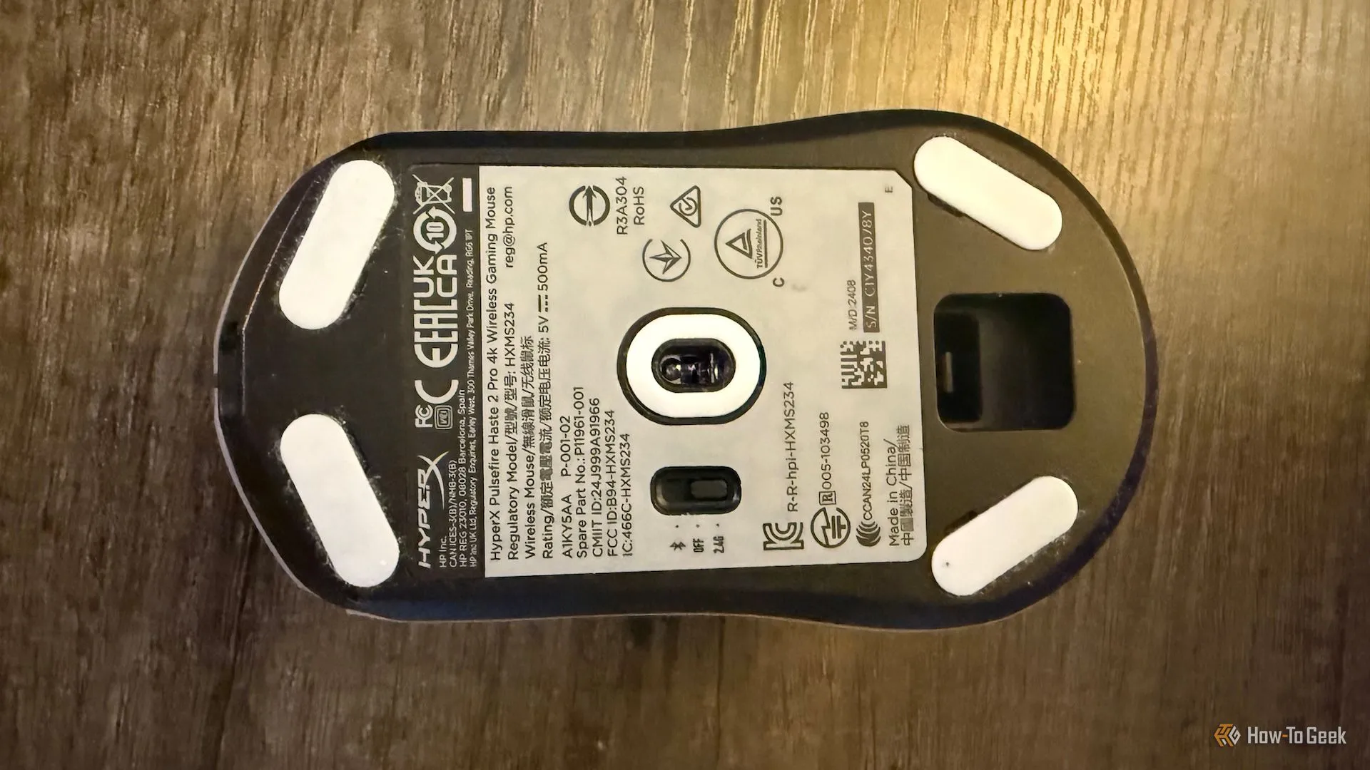 Mặt dưới chuột gaming HyperX Pulsefire Saga 2 Pro với mouse skates PTFE trắng