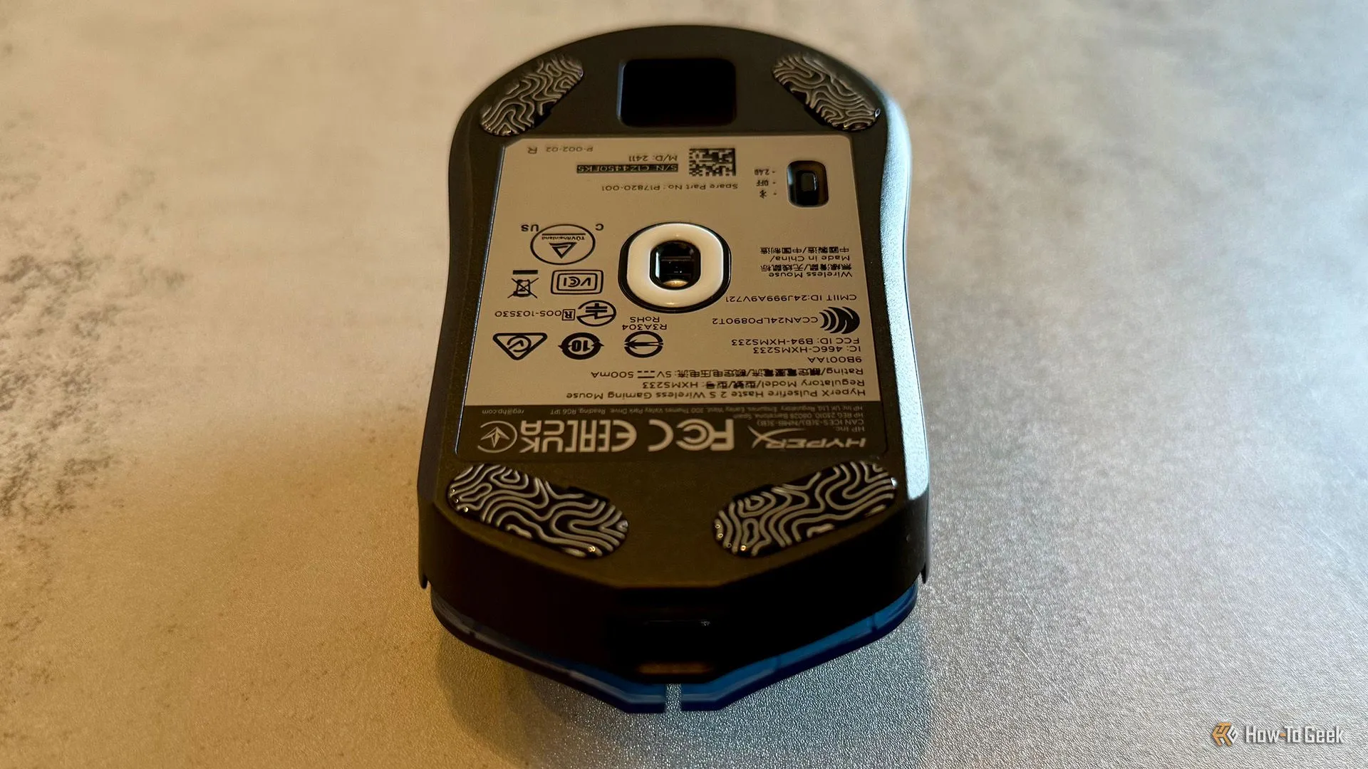 Mặt dưới chuột gaming không dây HyperX Pulsefire Haste 2 S với thiết kế mouse skates