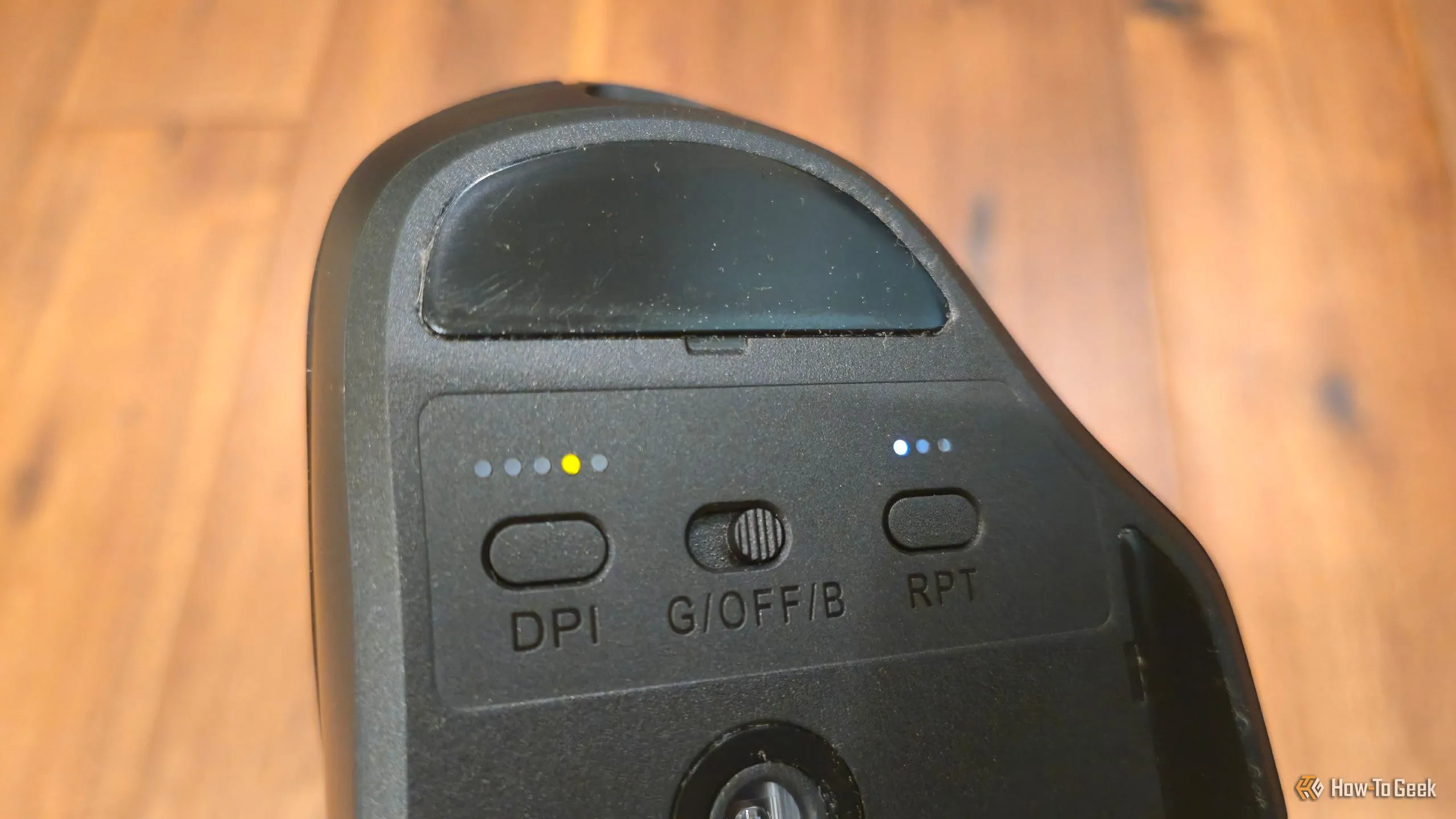 Mặt dưới chuột Keychron M7 cho thấy các mouse skates có thể bị mòn