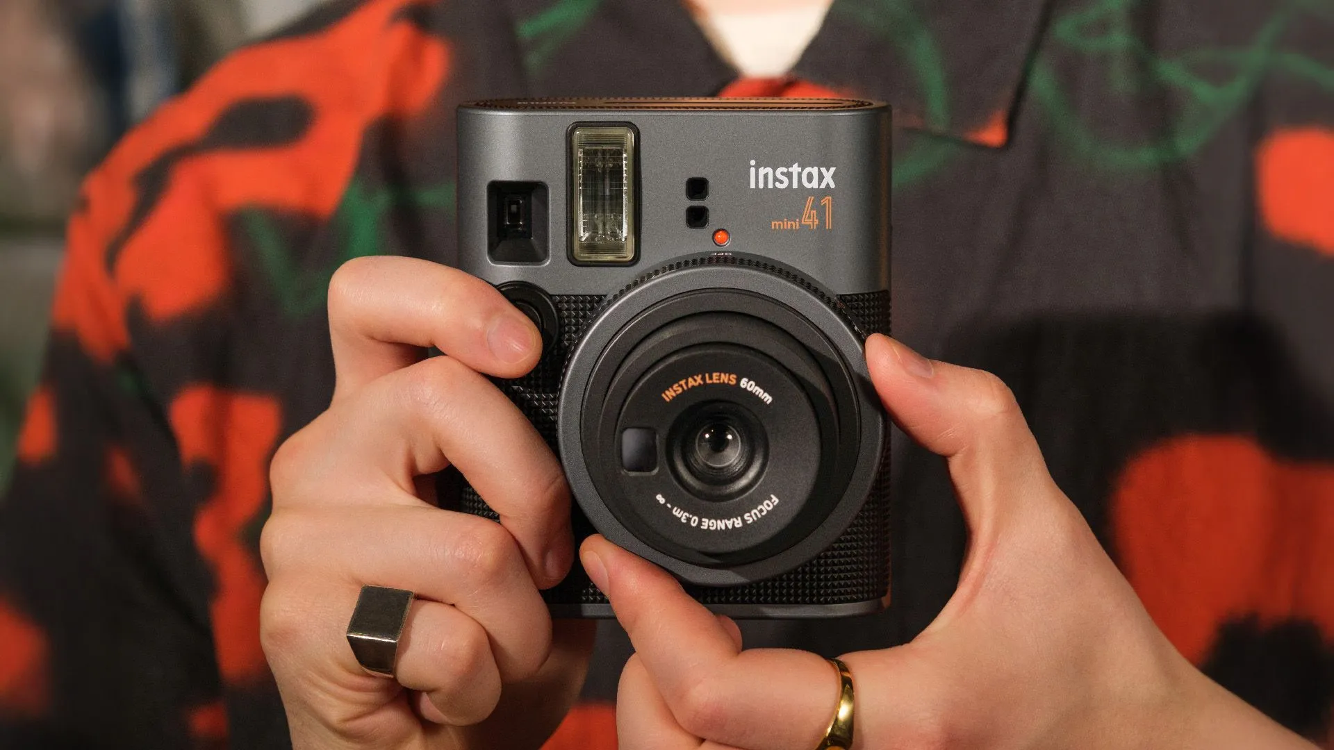 Máy ảnh tức thì Fujifilm Instax Mini 41 màu hồng pastel, thiết kế nhỏ gọn và thời trang