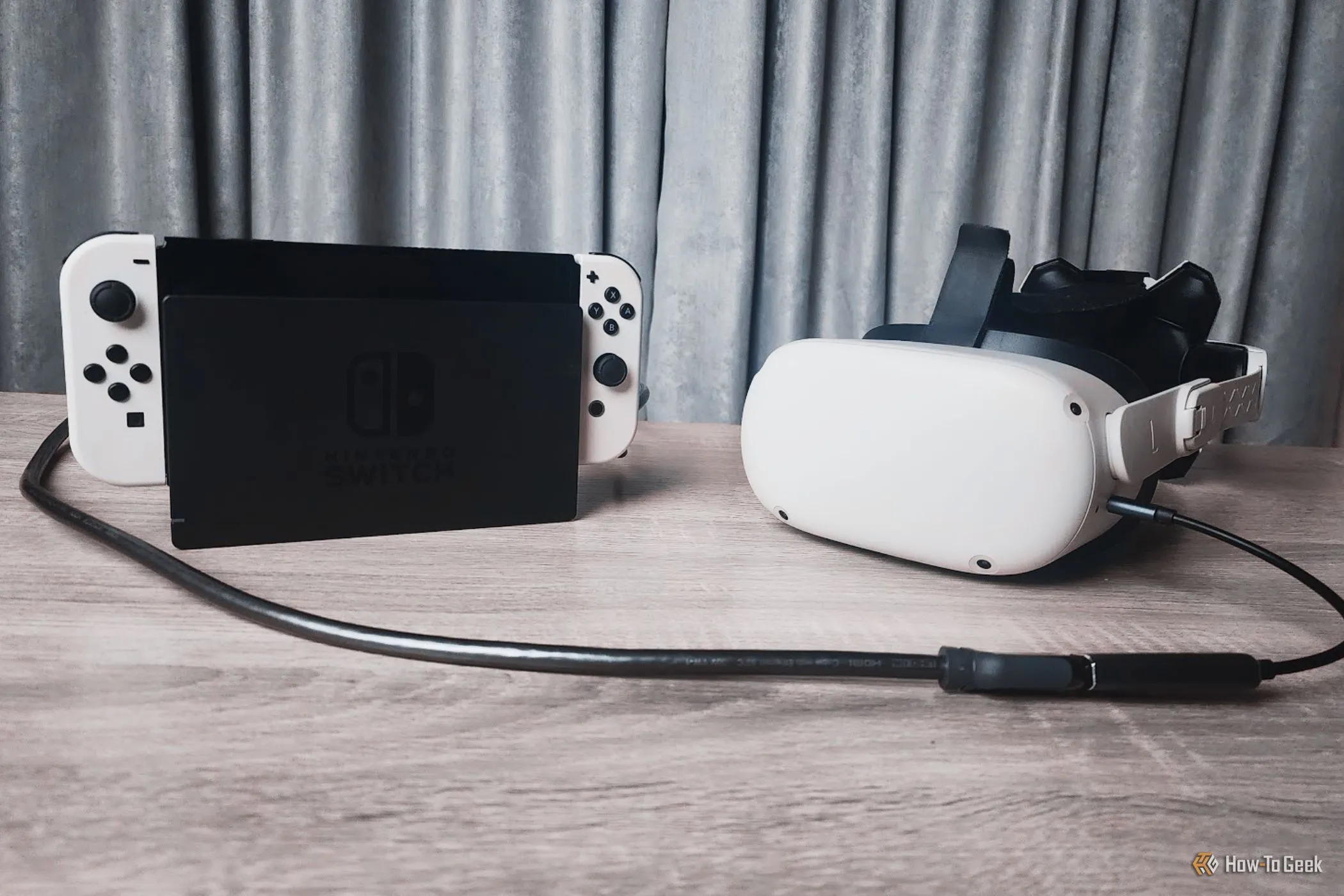 Máy chơi game Nintendo Switch OLED và kính thực tế ảo Meta Quest 2, minh họa sự so sánh giữa các nền tảng game.