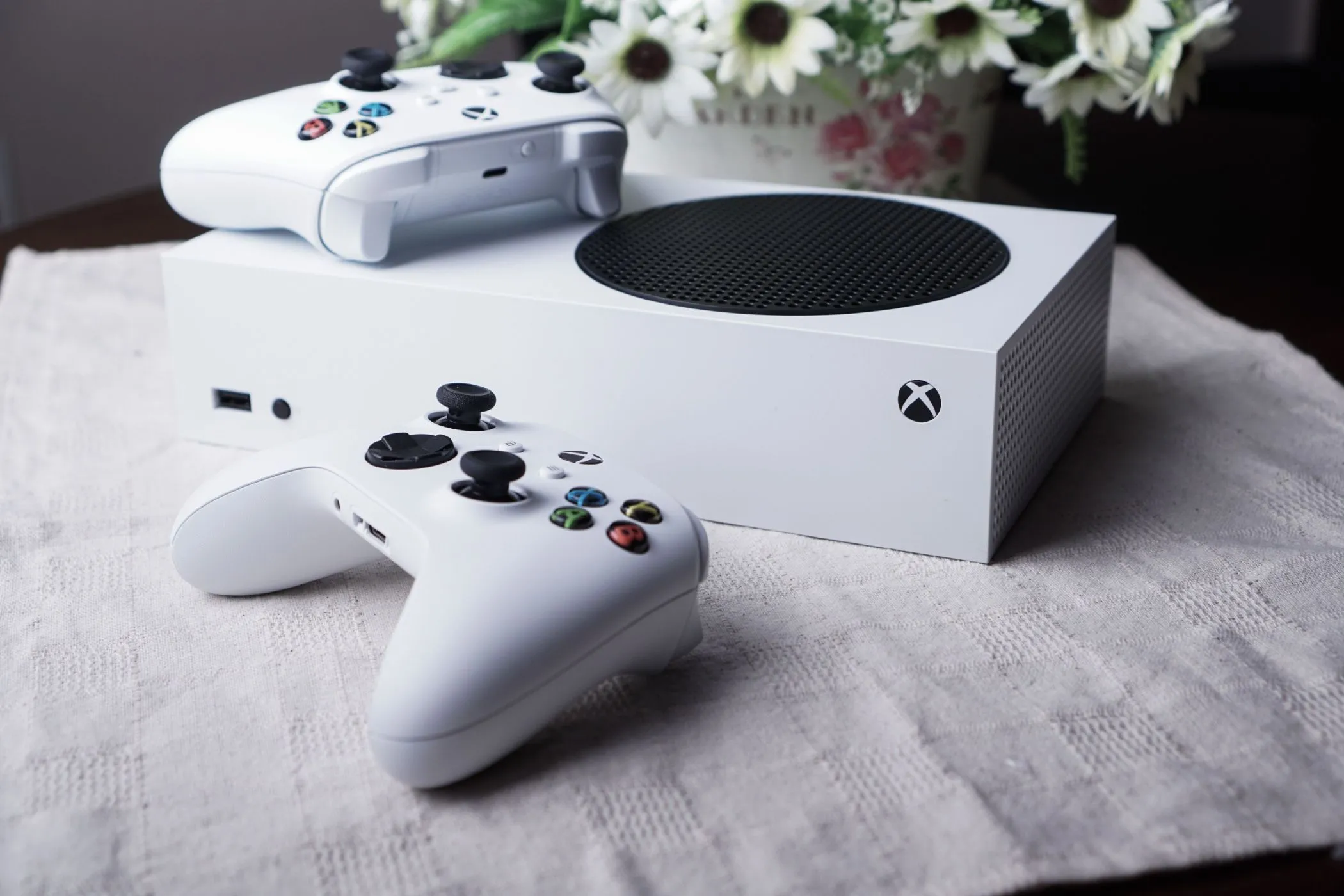 Máy chơi game Xbox Series S cùng hai tay cầm, minh họa trải nghiệm gaming mượt mà mà console mang lại ở mức FPS ổn định.