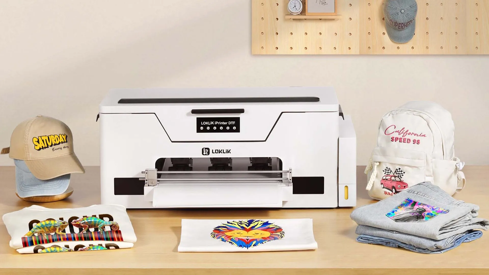 Máy in LOKLiK iPrinter DTF trên bàn làm việc, minh họa sự tiện lợi của máy in trong môi trường văn phòng tại nhà.