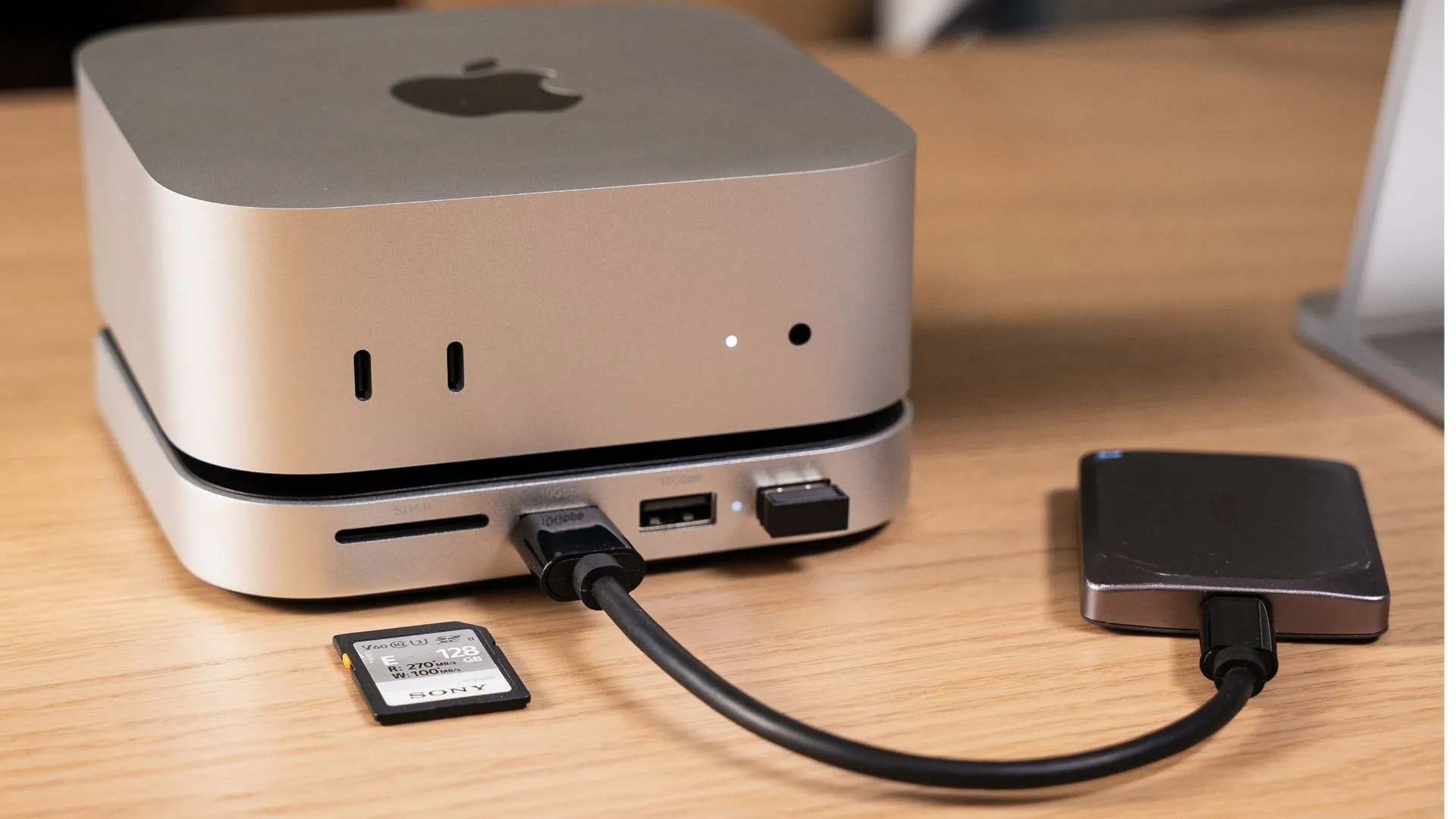 Máy Mac mini đặt trên hub Satechi, biểu tượng cho một máy tính Mac nối mạng có thể dùng làm máy chủ sao lưu Time Machine.